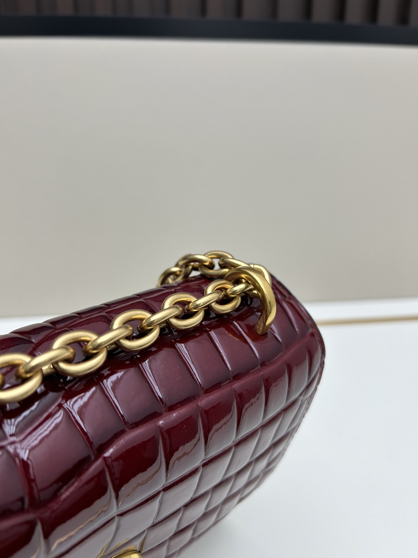 配盒子大号 🆕VA GARAVANI VAIN 新款 小牛皮手袋配以金属VLOGO SIGNATURE 