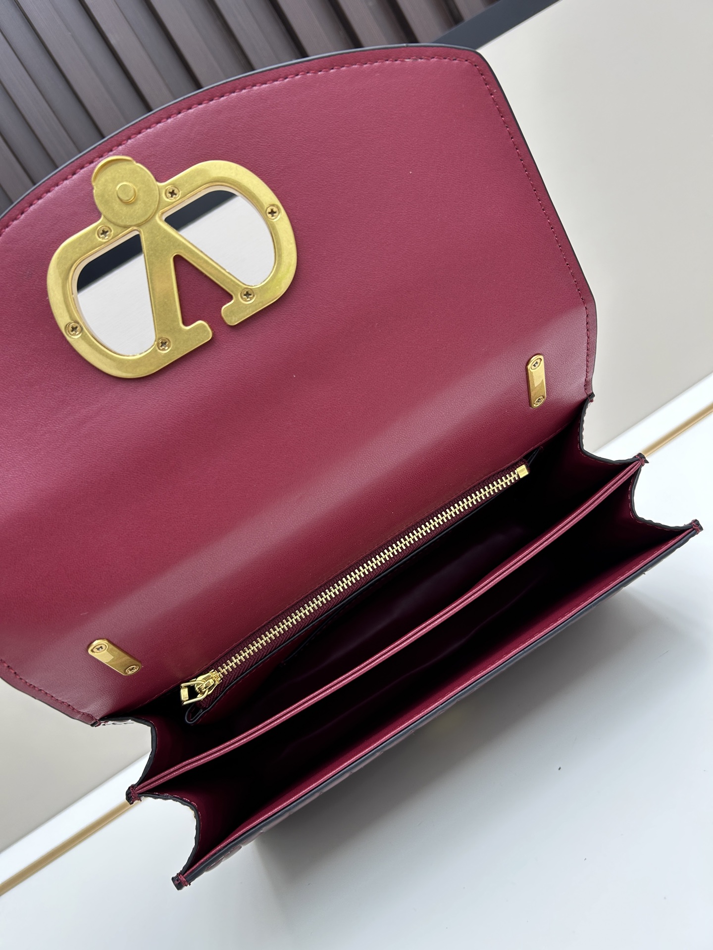 配盒子大号 🆕VA GARAVANI VAIN 新款 小牛皮手袋配以金属VLOGO SIGNATURE 