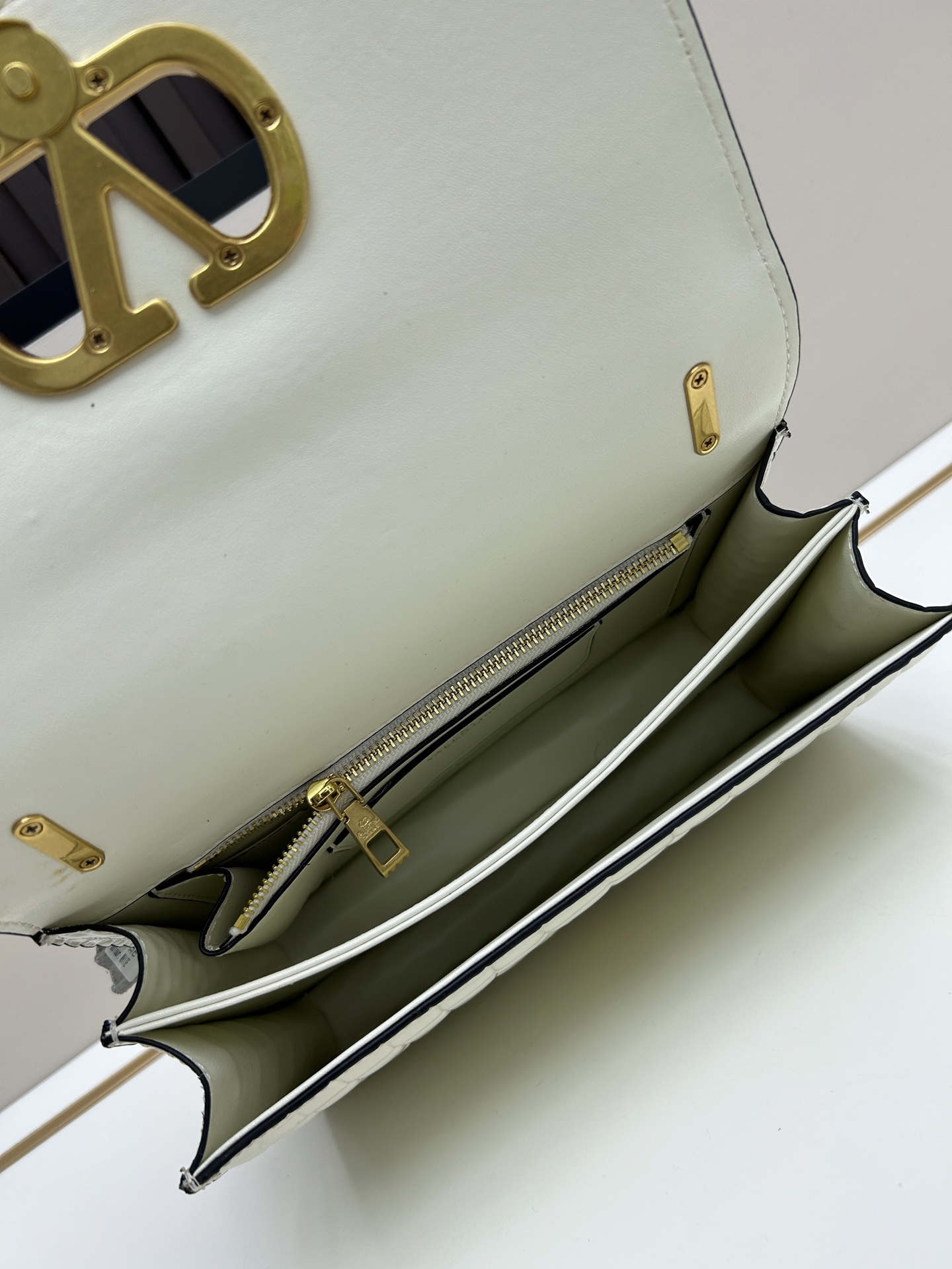 配盒子大号 🆕VA GARAVANI VAIN 新款 小牛皮手袋配以金属VLOGO SIGNATURE 