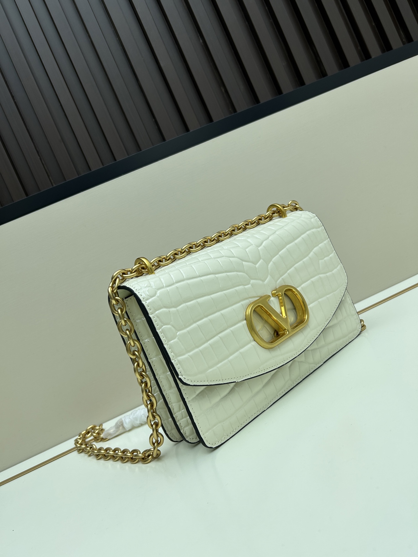 配盒子大号 🆕VA GARAVANI VAIN 新款 小牛皮手袋配以金属VLOGO SIGNATURE 