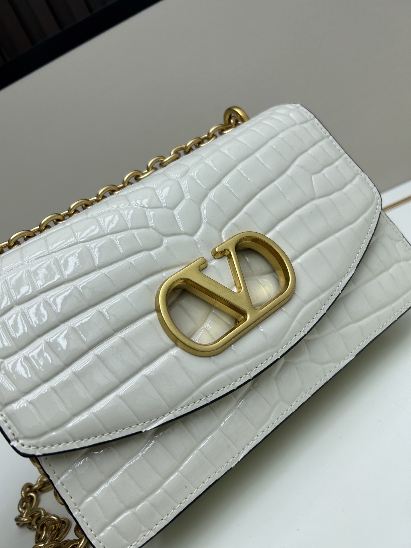 配盒子大号 🆕VA GARAVANI VAIN 新款 小牛皮手袋配以金属VLOGO SIGNATURE 