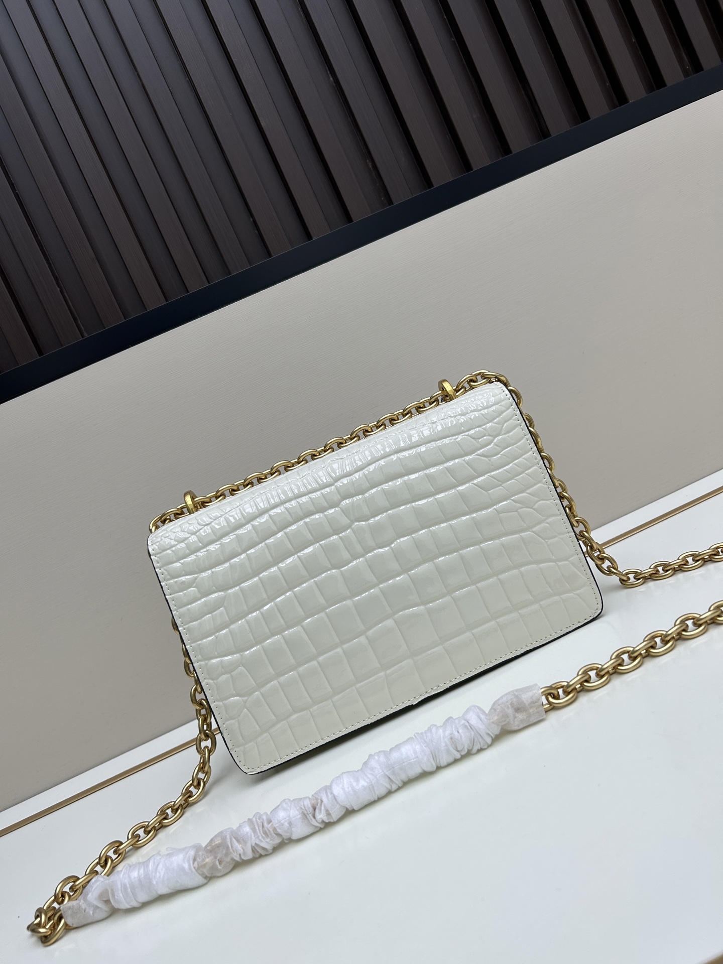 配盒子大号 🆕VA GARAVANI VAIN 新款 小牛皮手袋配以金属VLOGO SIGNATURE 