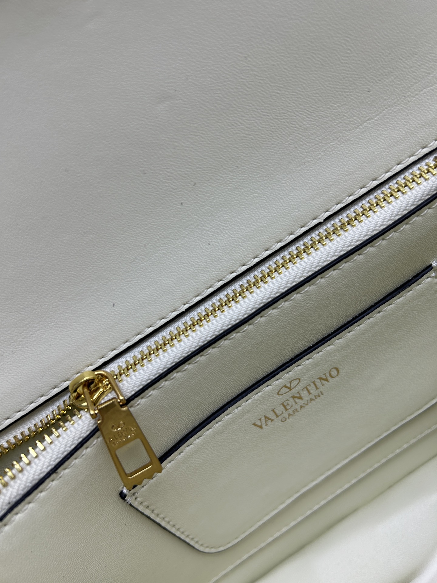 配盒子大号 🆕VA GARAVANI VAIN 新款 小牛皮手袋配以金属VLOGO SIGNATURE 