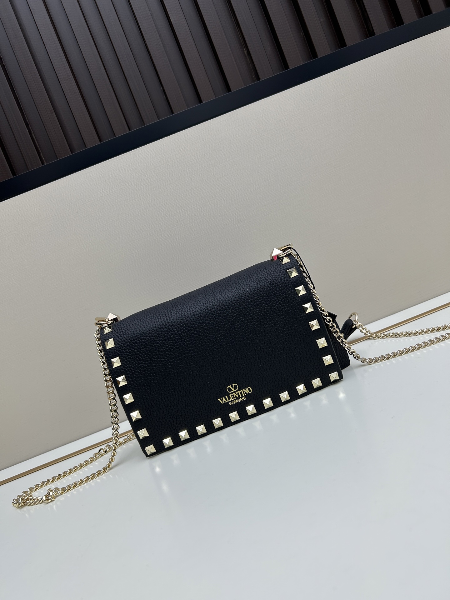 New❤Garavani Rockstud 小号牛皮斜挎包，标志性的钩扣开合设计-金属工艺效果处理铆钉和