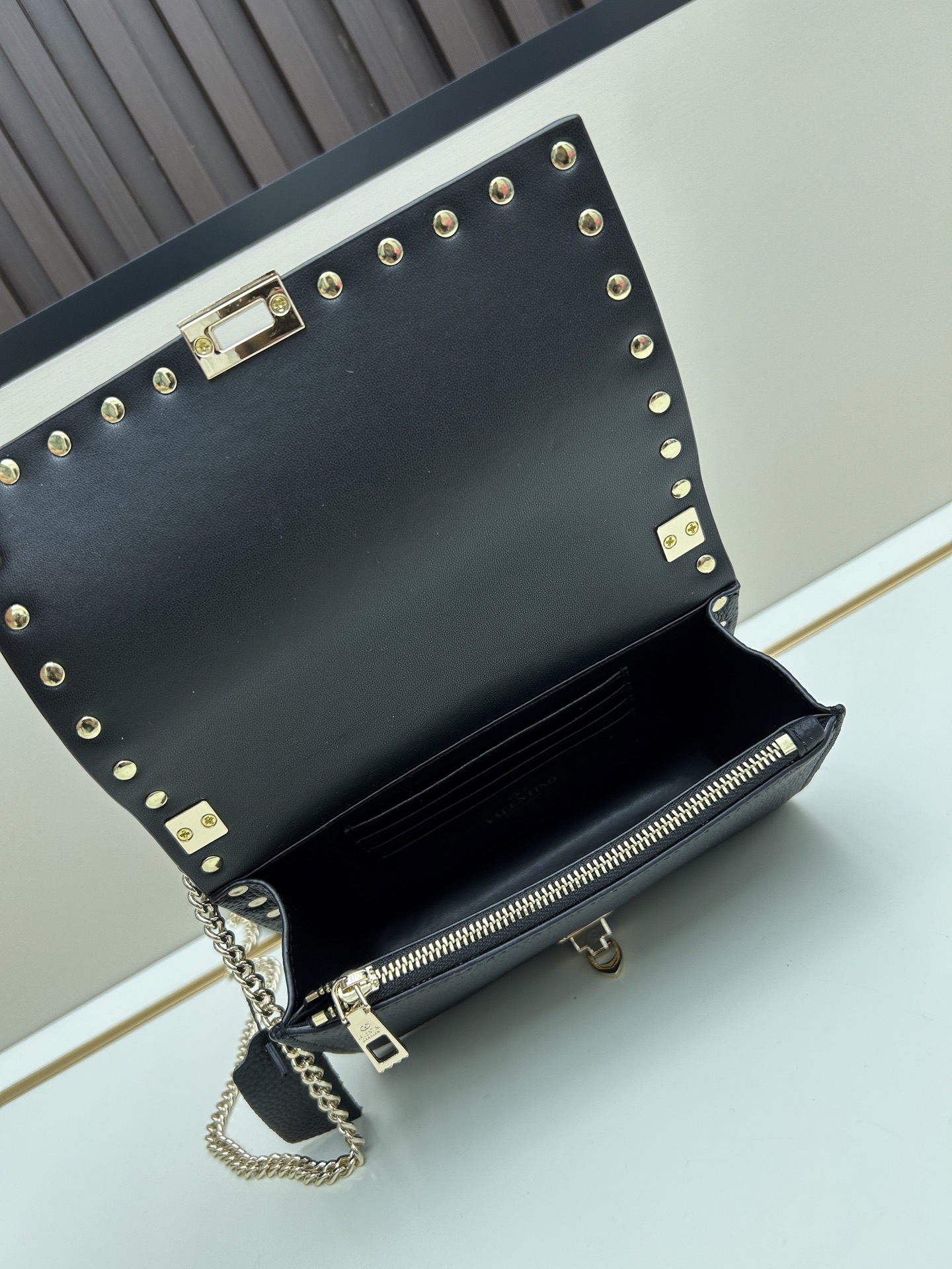 New❤Garavani Rockstud 小号牛皮斜挎包，标志性的钩扣开合设计-金属工艺效果处理铆钉和