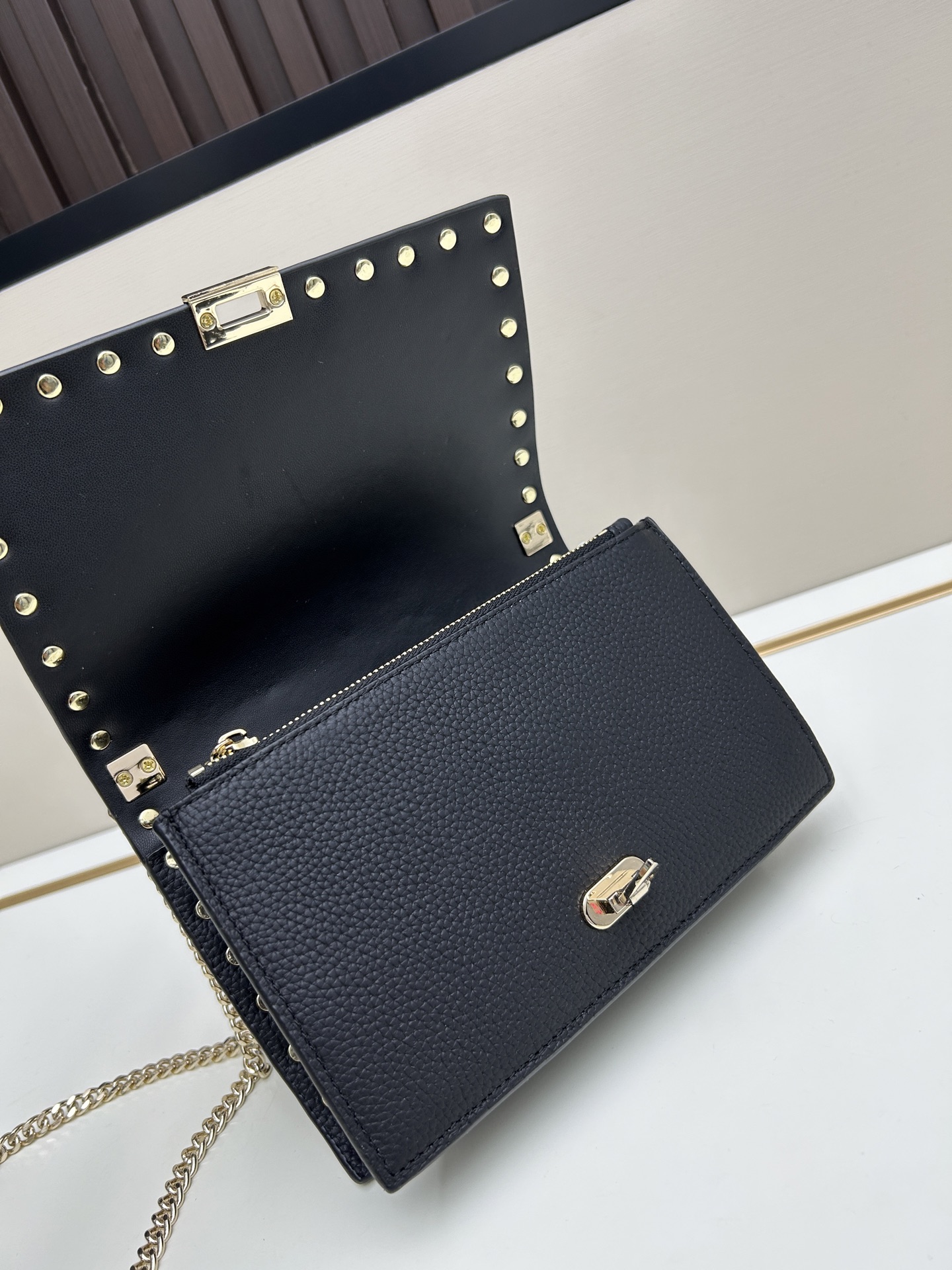 New❤Garavani Rockstud 小号牛皮斜挎包，标志性的钩扣开合设计-金属工艺效果处理铆钉和