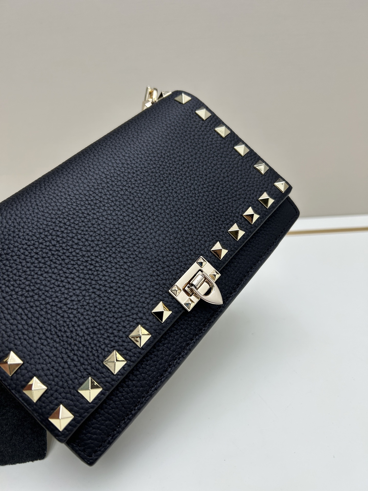 New❤Garavani Rockstud 小号牛皮斜挎包，标志性的钩扣开合设计-金属工艺效果处理铆钉和