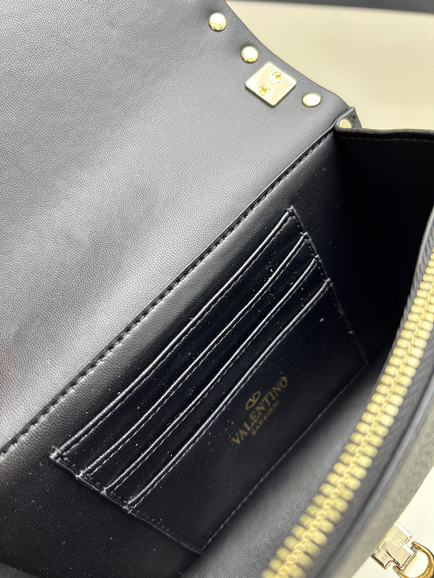 New❤Garavani Rockstud 小号牛皮斜挎包，标志性的钩扣开合设计-金属工艺效果处理铆钉和