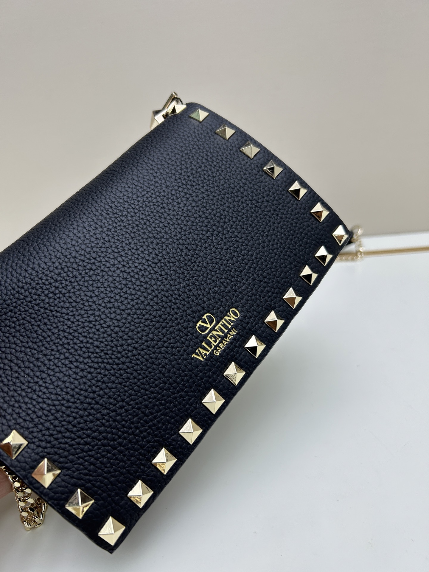 New❤Garavani Rockstud 小号牛皮斜挎包，标志性的钩扣开合设计-金属工艺效果处理铆钉和