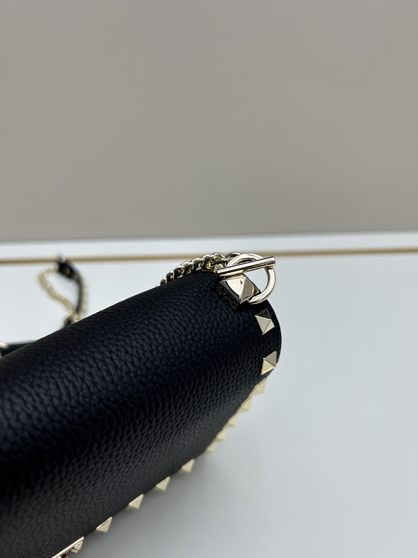 New❤Garavani Rockstud 小号牛皮斜挎包，标志性的钩扣开合设计-金属工艺效果处理铆钉和