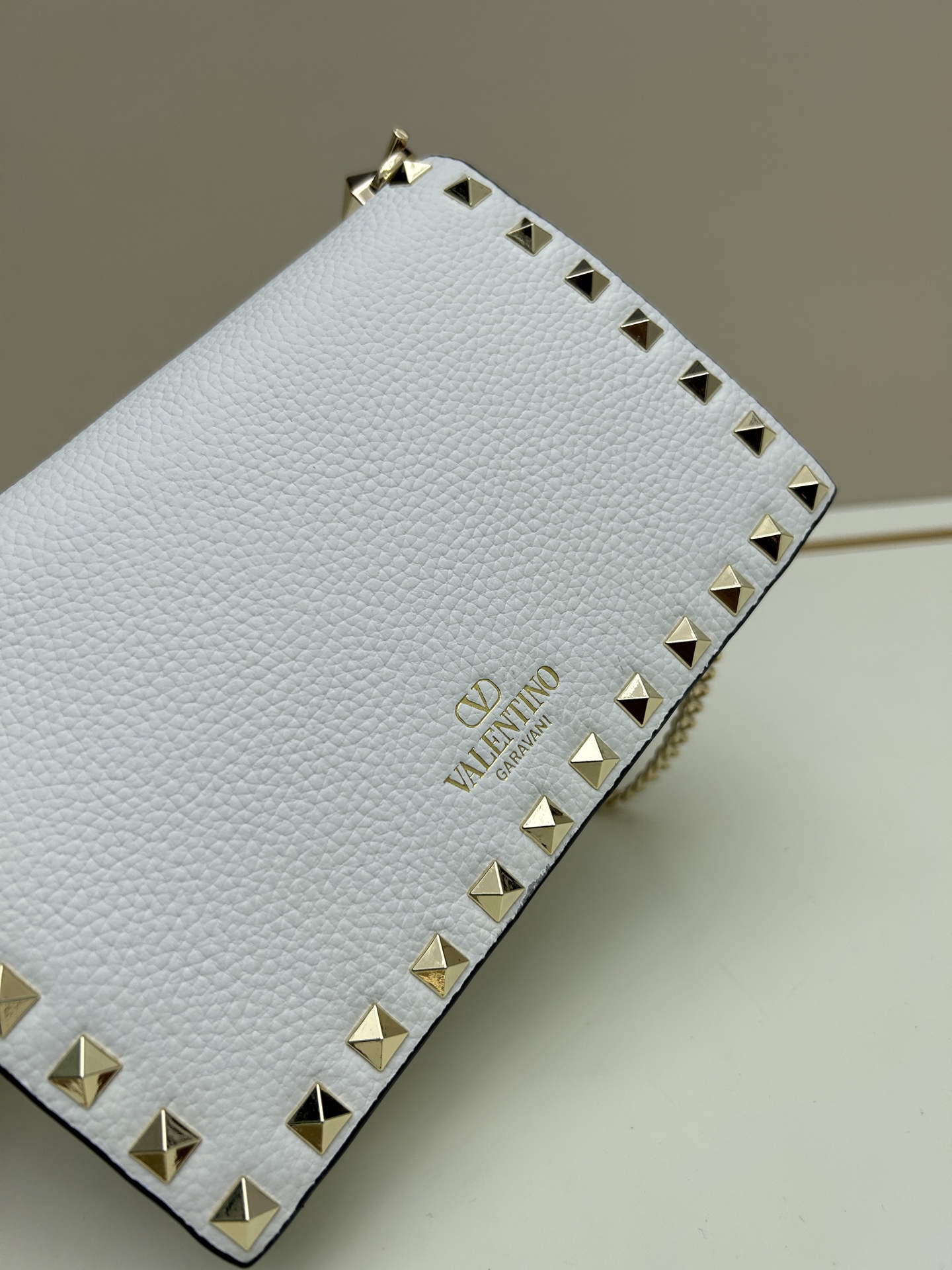 New❤Garavani Rockstud 小号牛皮斜挎包，标志性的钩扣开合设计-金属工艺效果处理铆钉和