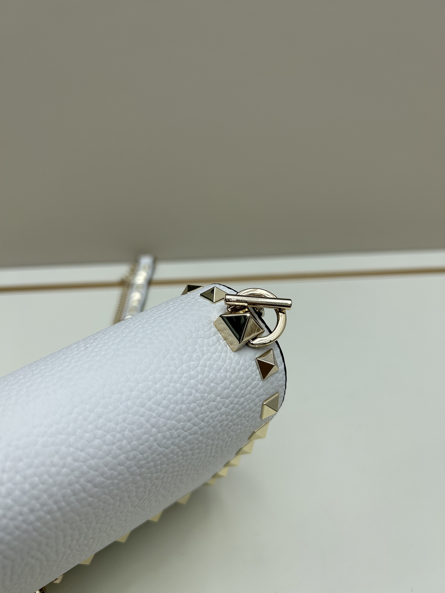 New❤Garavani Rockstud 小号牛皮斜挎包，标志性的钩扣开合设计-金属工艺效果处理铆钉和