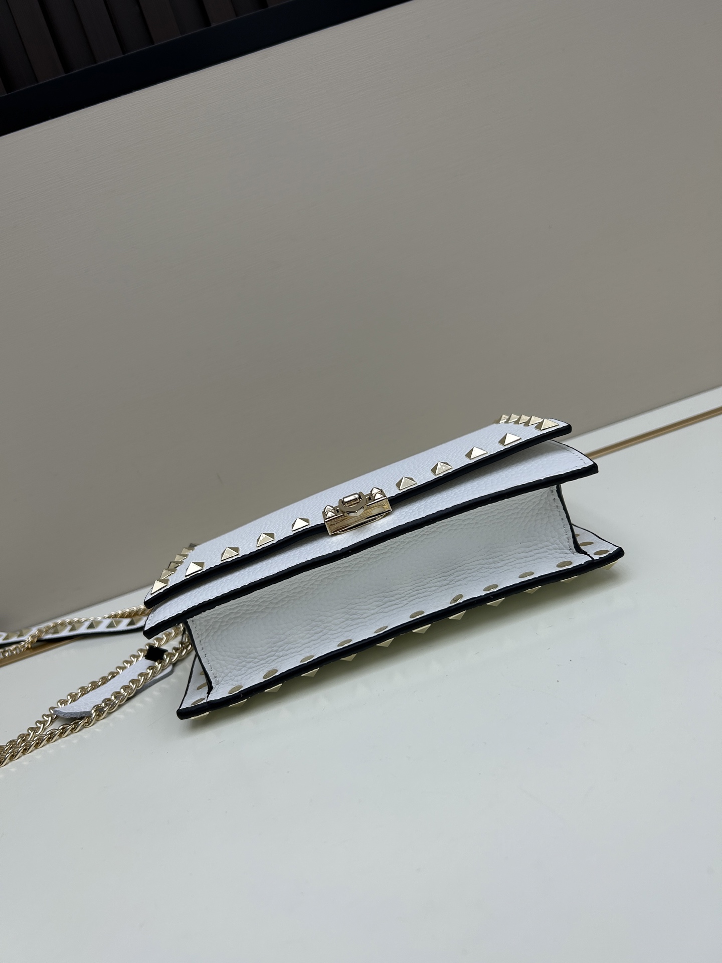 New❤Garavani Rockstud 小号牛皮斜挎包，标志性的钩扣开合设计-金属工艺效果处理铆钉和