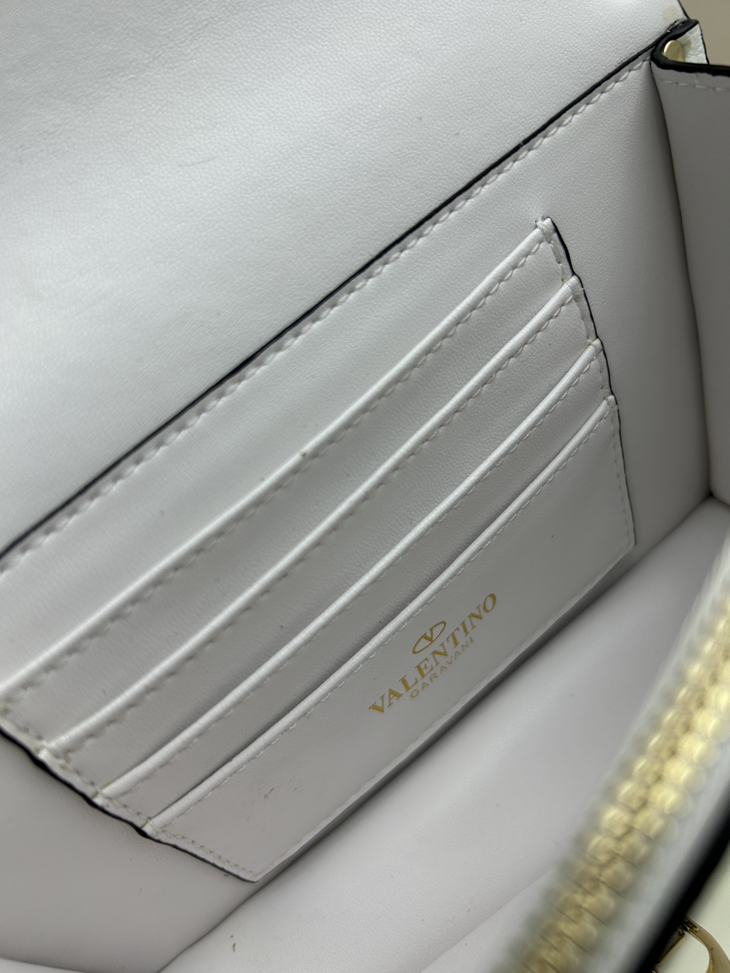 New❤Garavani Rockstud 小号牛皮斜挎包，标志性的钩扣开合设计-金属工艺效果处理铆钉和