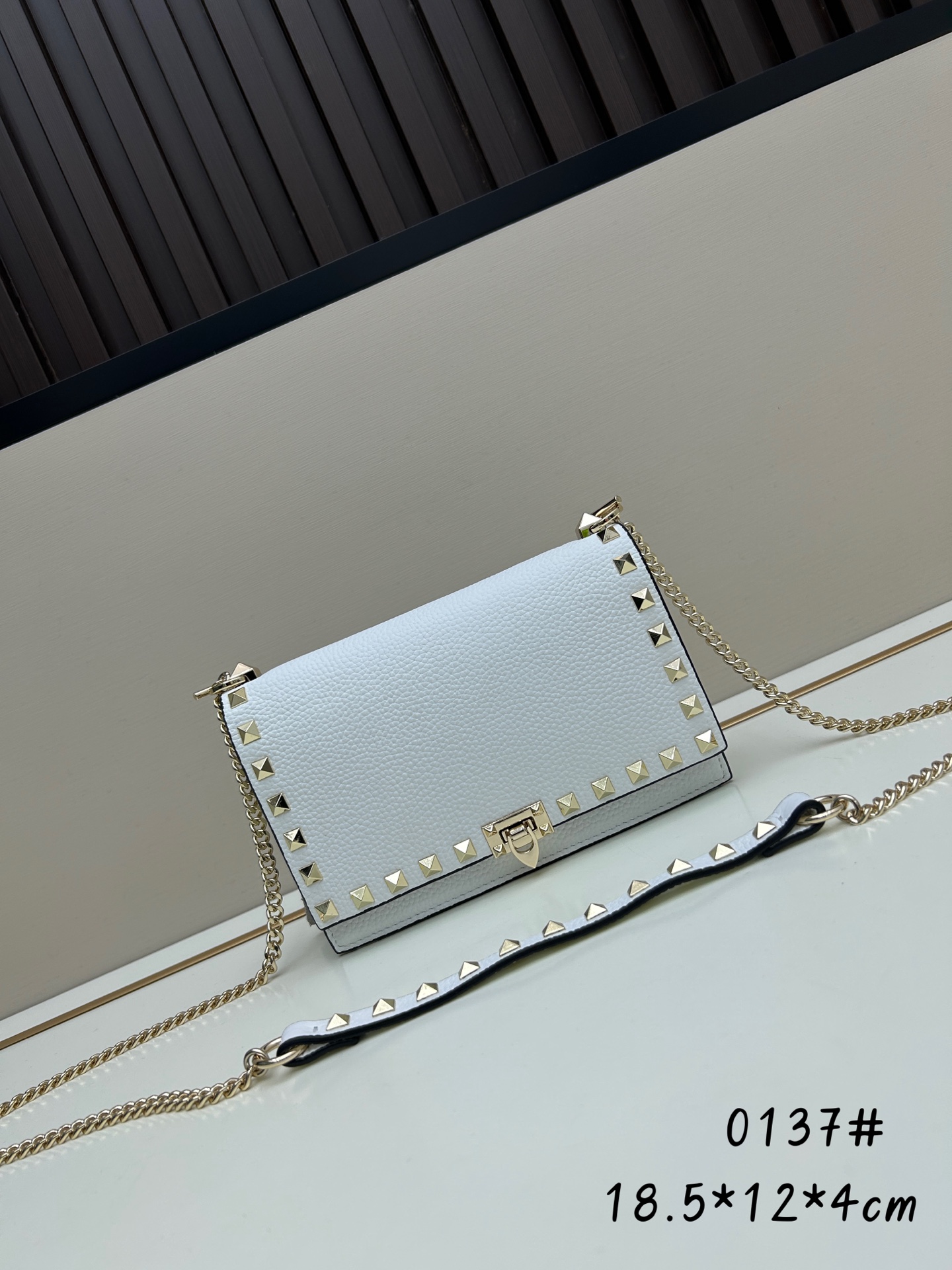 New❤Garavani Rockstud 小号牛皮斜挎包，标志性的钩扣开合设计-金属工艺效果处理铆钉和