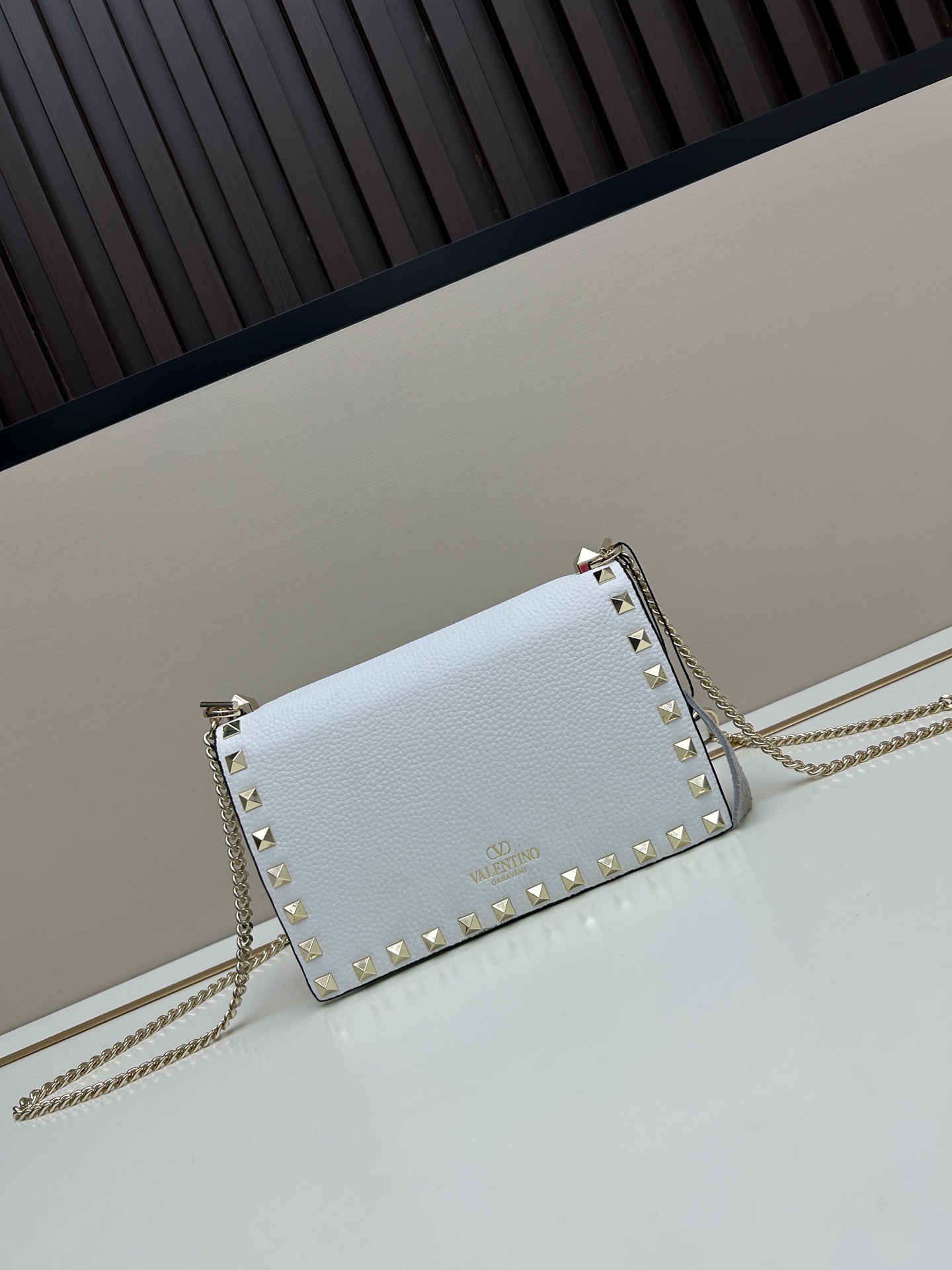 New❤Garavani Rockstud 小号牛皮斜挎包，标志性的钩扣开合设计-金属工艺效果处理铆钉和