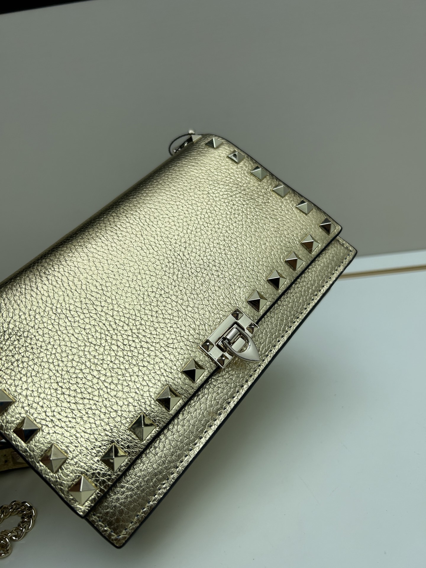 New❤Garavani Rockstud 小号牛皮斜挎包，标志性的钩扣开合设计-金属工艺效果处理铆钉和