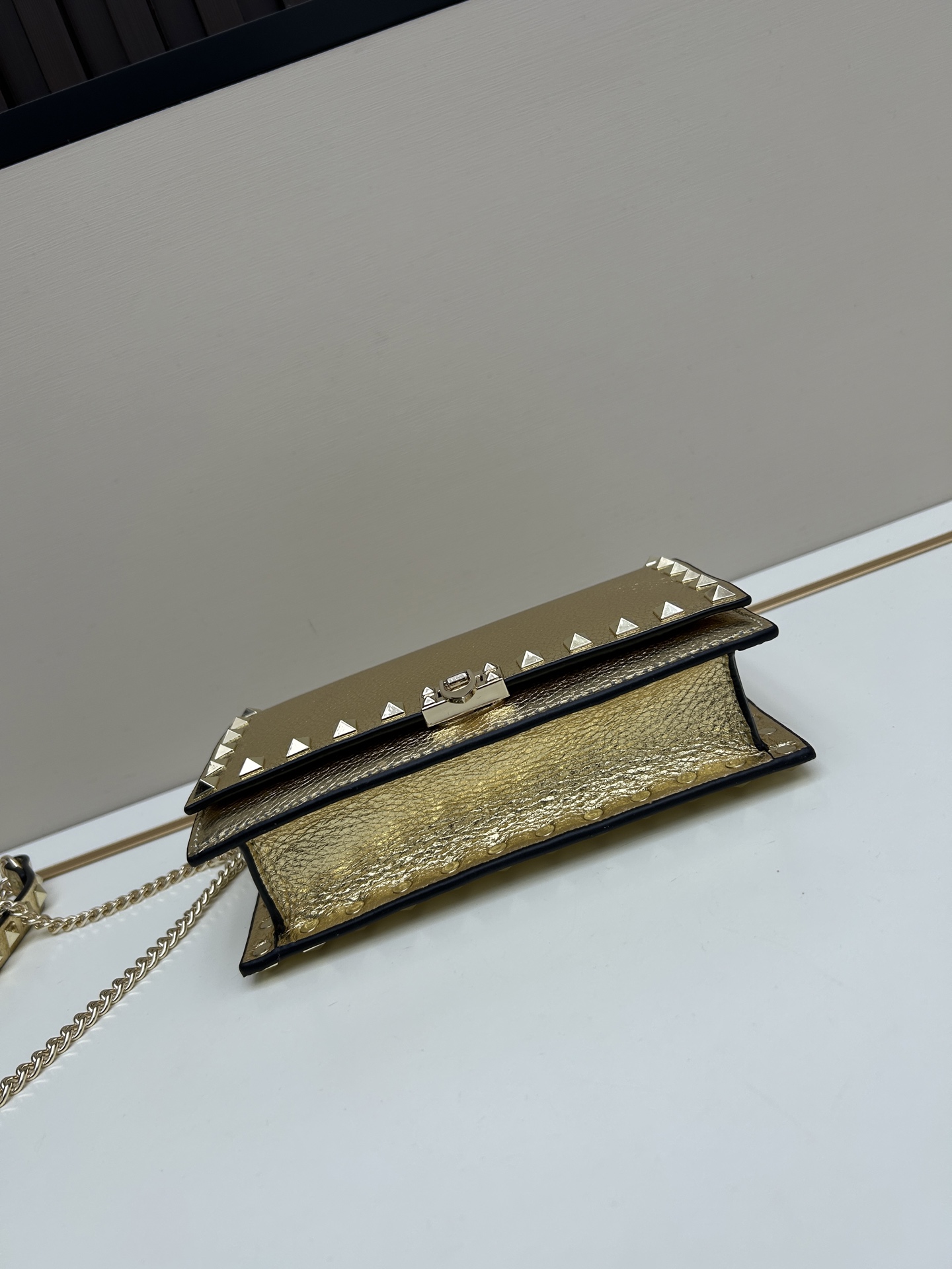 New❤Garavani Rockstud 小号牛皮斜挎包，标志性的钩扣开合设计-金属工艺效果处理铆钉和