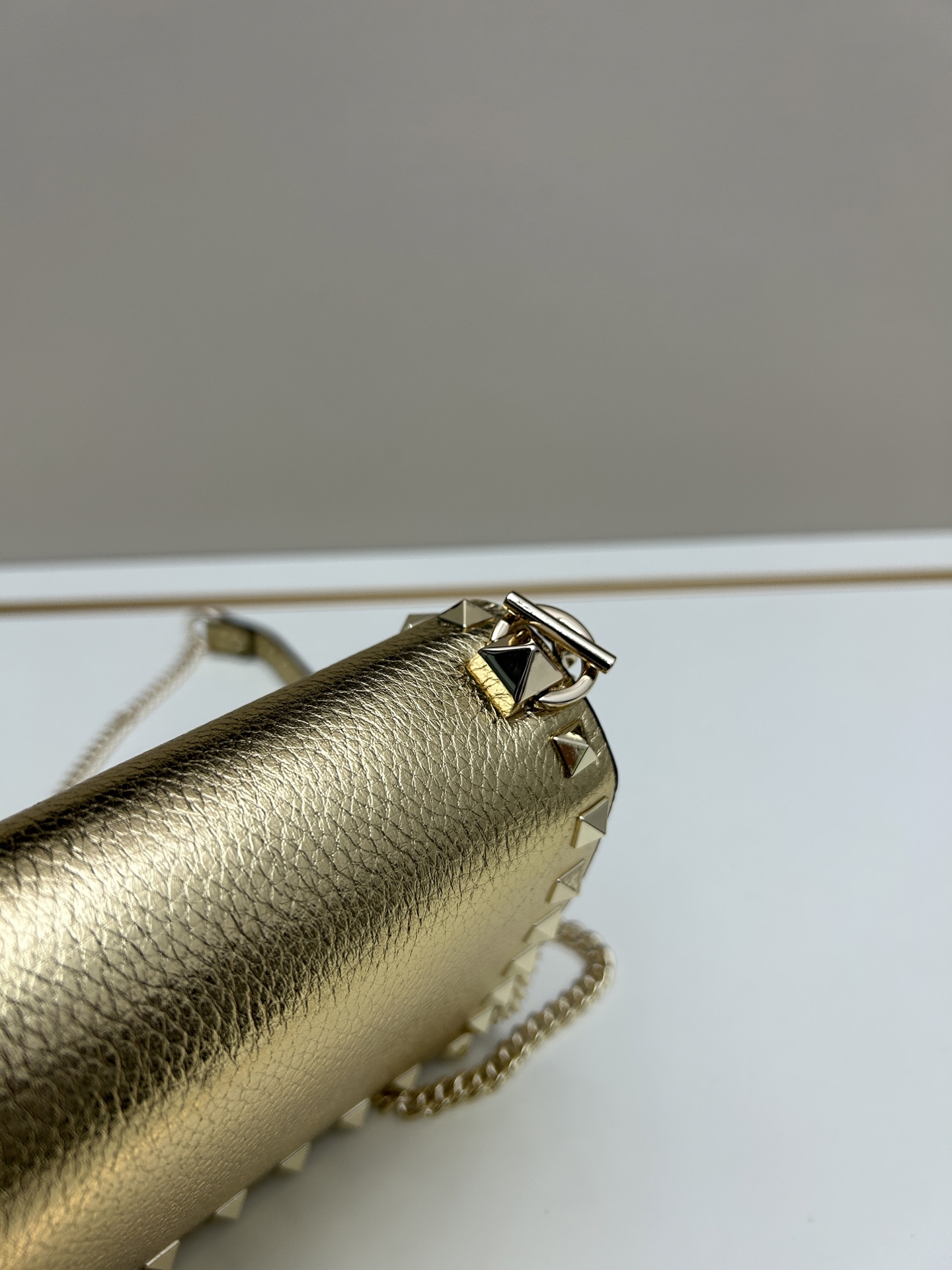 New❤Garavani Rockstud 小号牛皮斜挎包，标志性的钩扣开合设计-金属工艺效果处理铆钉和