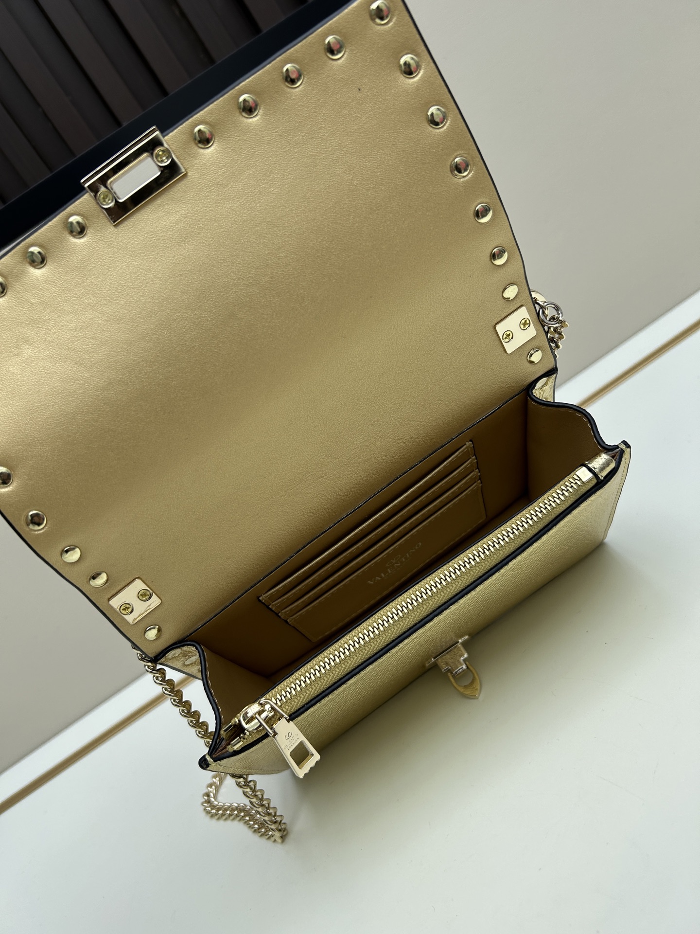 New❤Garavani Rockstud 小号牛皮斜挎包，标志性的钩扣开合设计-金属工艺效果处理铆钉和