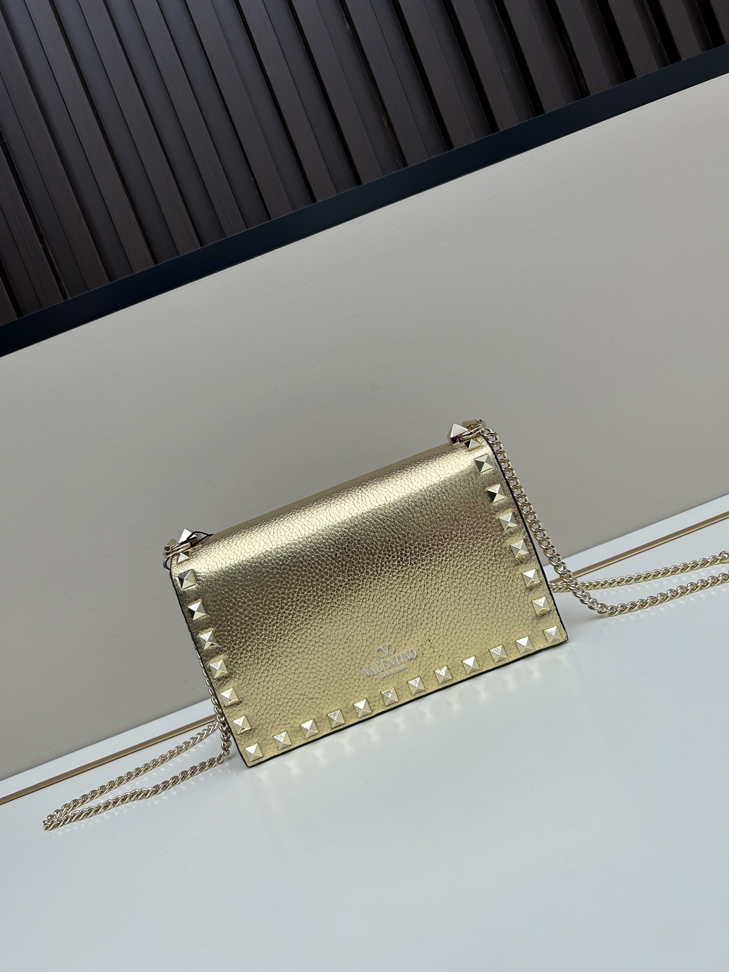 New❤Garavani Rockstud 小号牛皮斜挎包，标志性的钩扣开合设计-金属工艺效果处理铆钉和