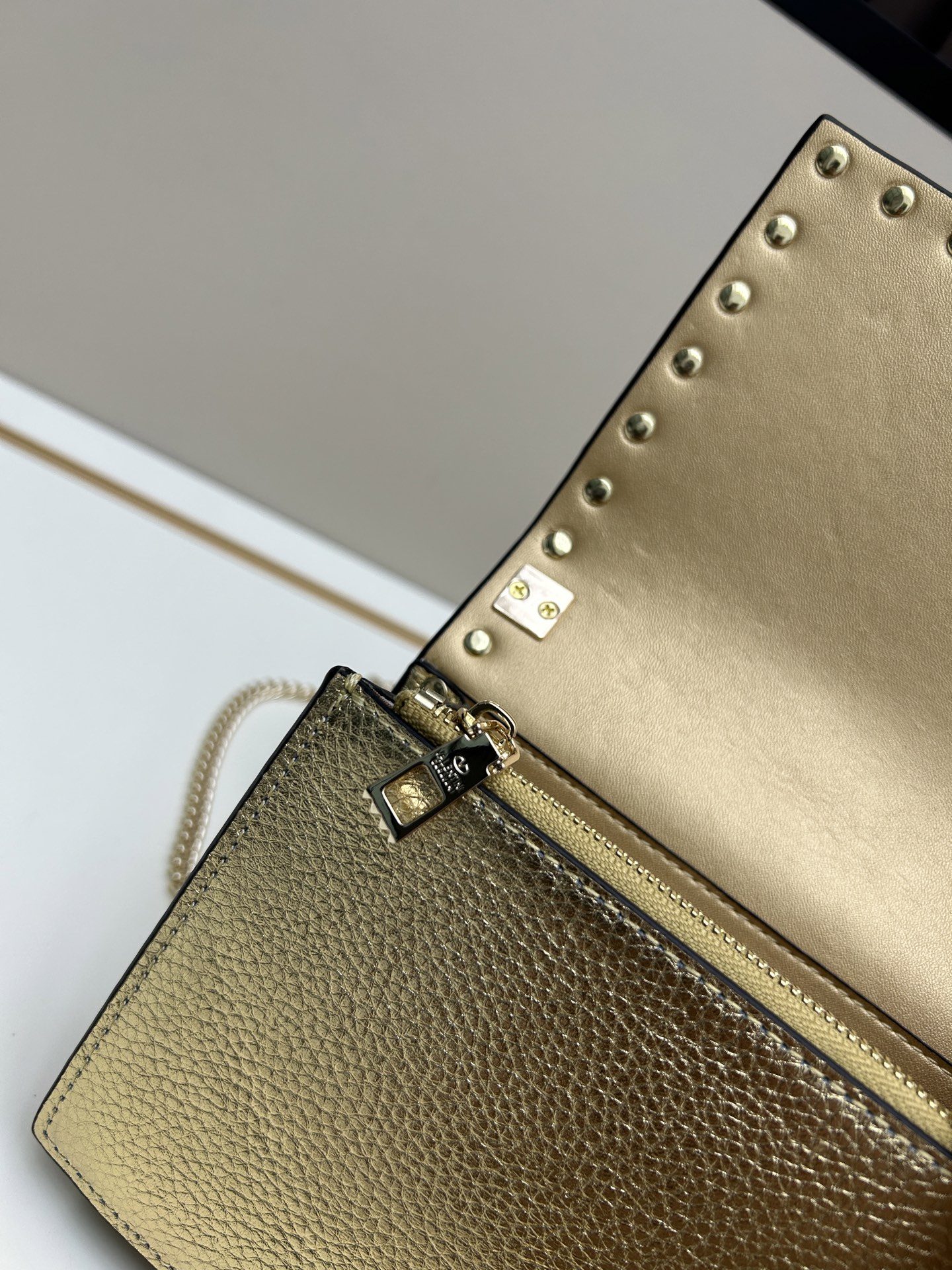 New❤Garavani Rockstud 小号牛皮斜挎包，标志性的钩扣开合设计-金属工艺效果处理铆钉和