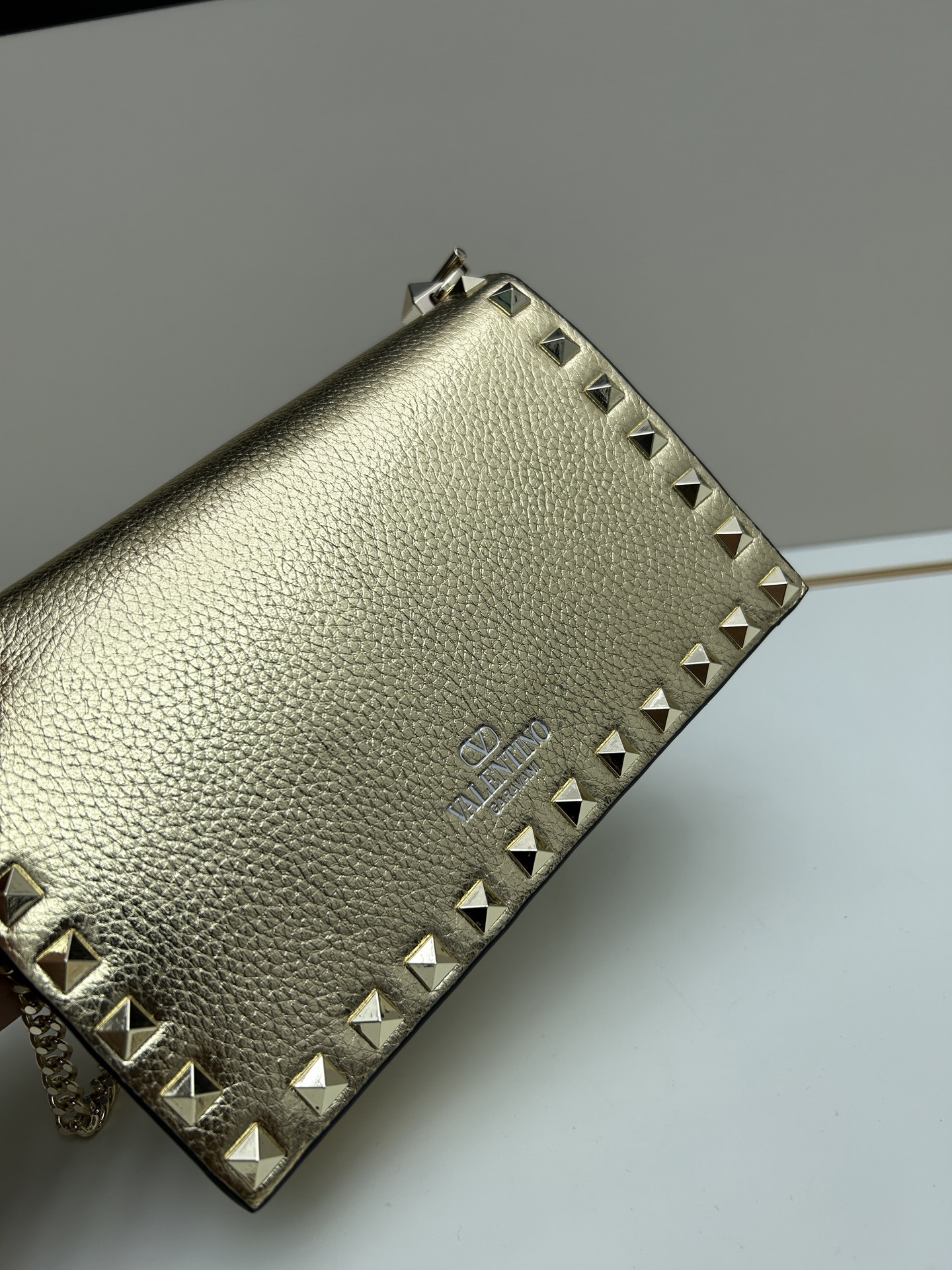 New❤Garavani Rockstud 小号牛皮斜挎包，标志性的钩扣开合设计-金属工艺效果处理铆钉和