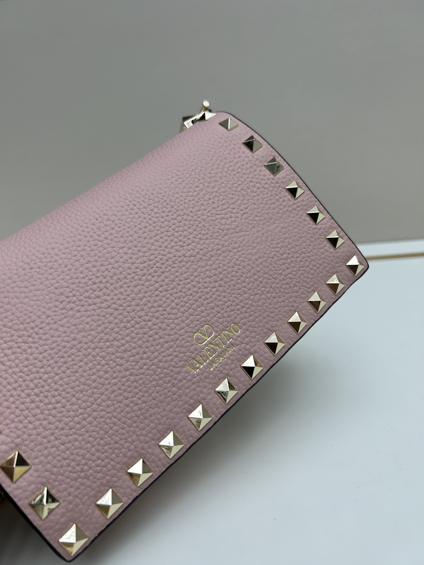 New❤Garavani Rockstud 小号牛皮斜挎包，标志性的钩扣开合设计-金属工艺效果处理铆钉和