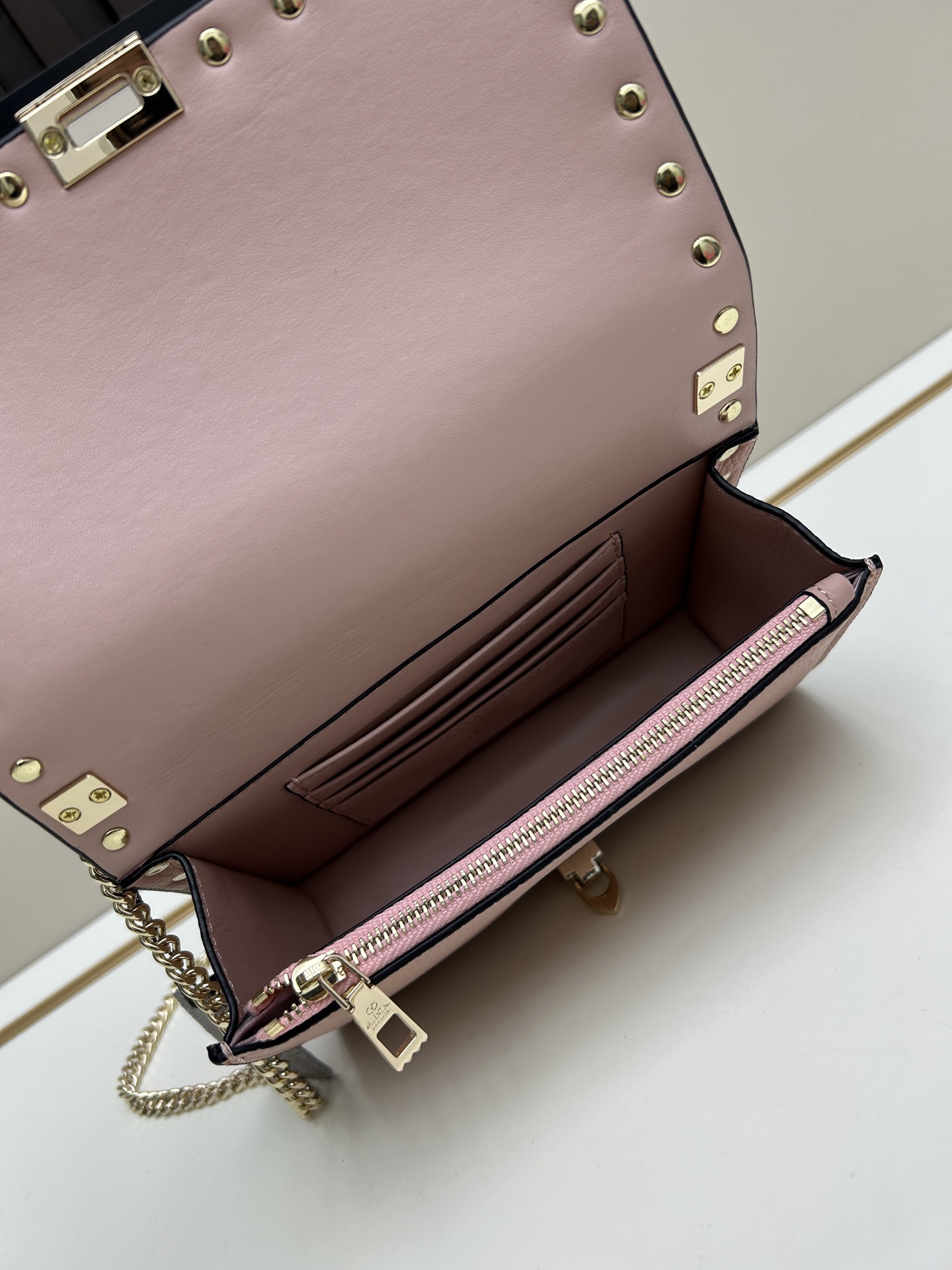 New❤Garavani Rockstud 小号牛皮斜挎包，标志性的钩扣开合设计-金属工艺效果处理铆钉和