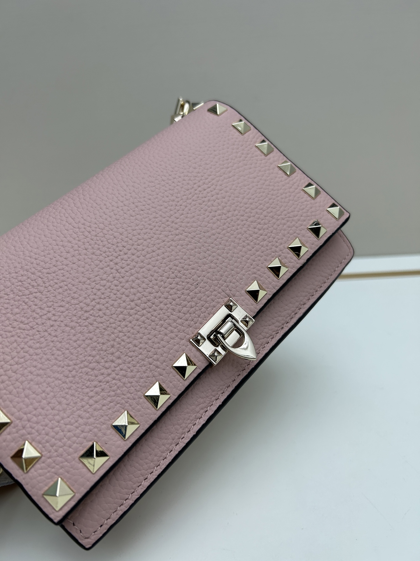 New❤Garavani Rockstud 小号牛皮斜挎包，标志性的钩扣开合设计-金属工艺效果处理铆钉和