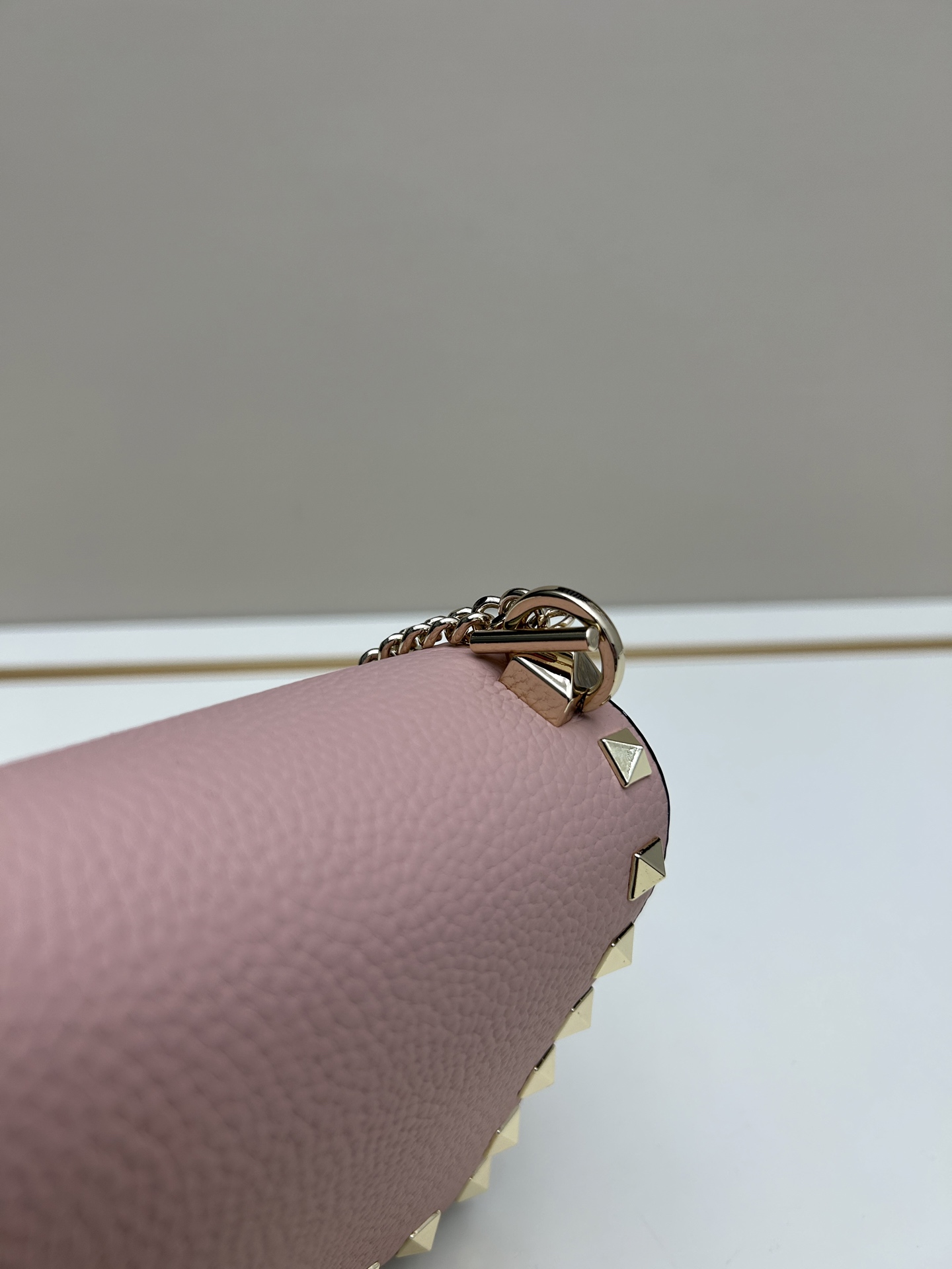 New❤Garavani Rockstud 小号牛皮斜挎包，标志性的钩扣开合设计-金属工艺效果处理铆钉和