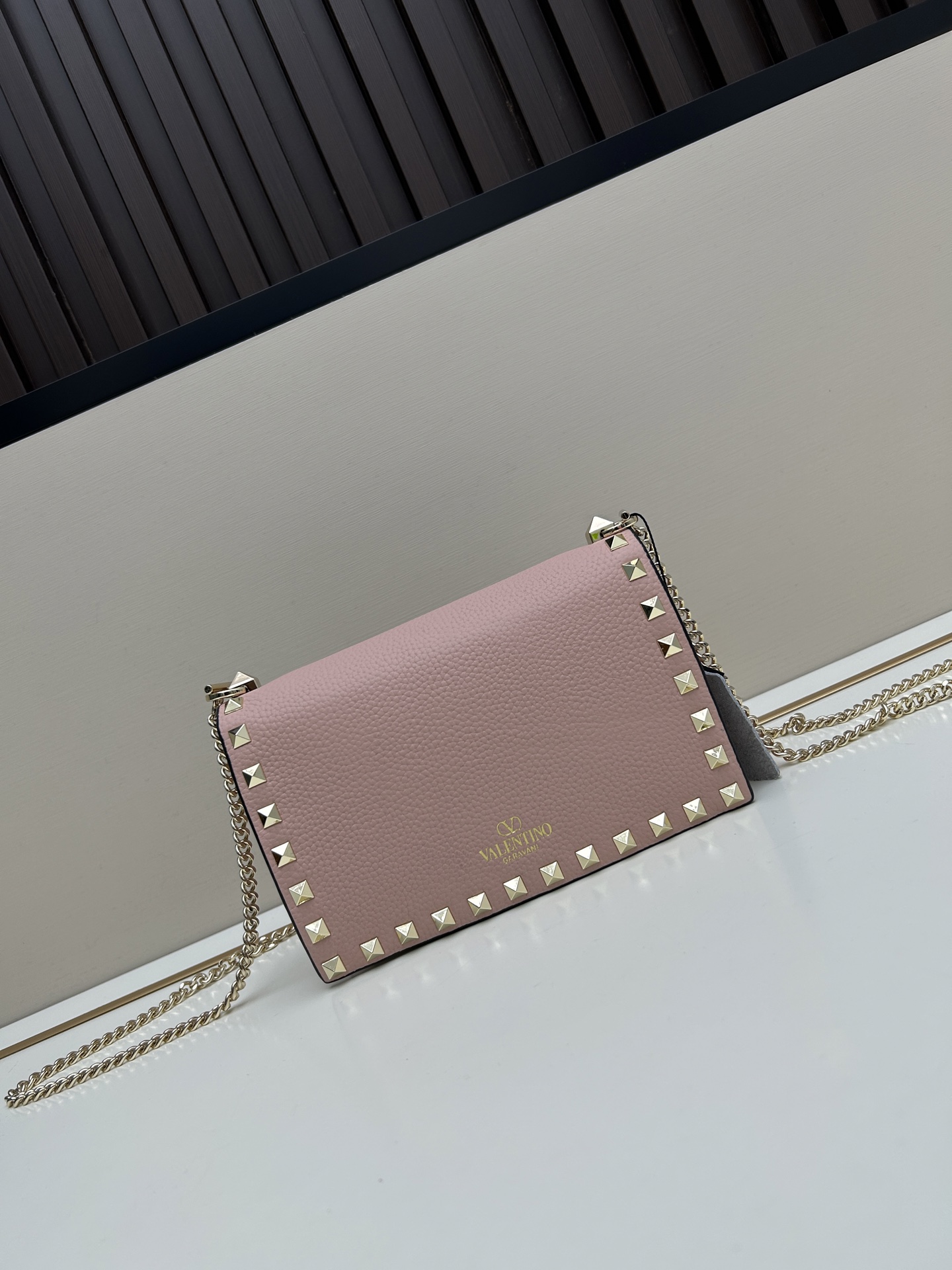 New❤Garavani Rockstud 小号牛皮斜挎包，标志性的钩扣开合设计-金属工艺效果处理铆钉和