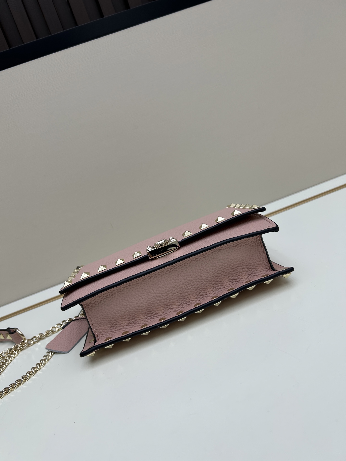 New❤Garavani Rockstud 小号牛皮斜挎包，标志性的钩扣开合设计-金属工艺效果处理铆钉和