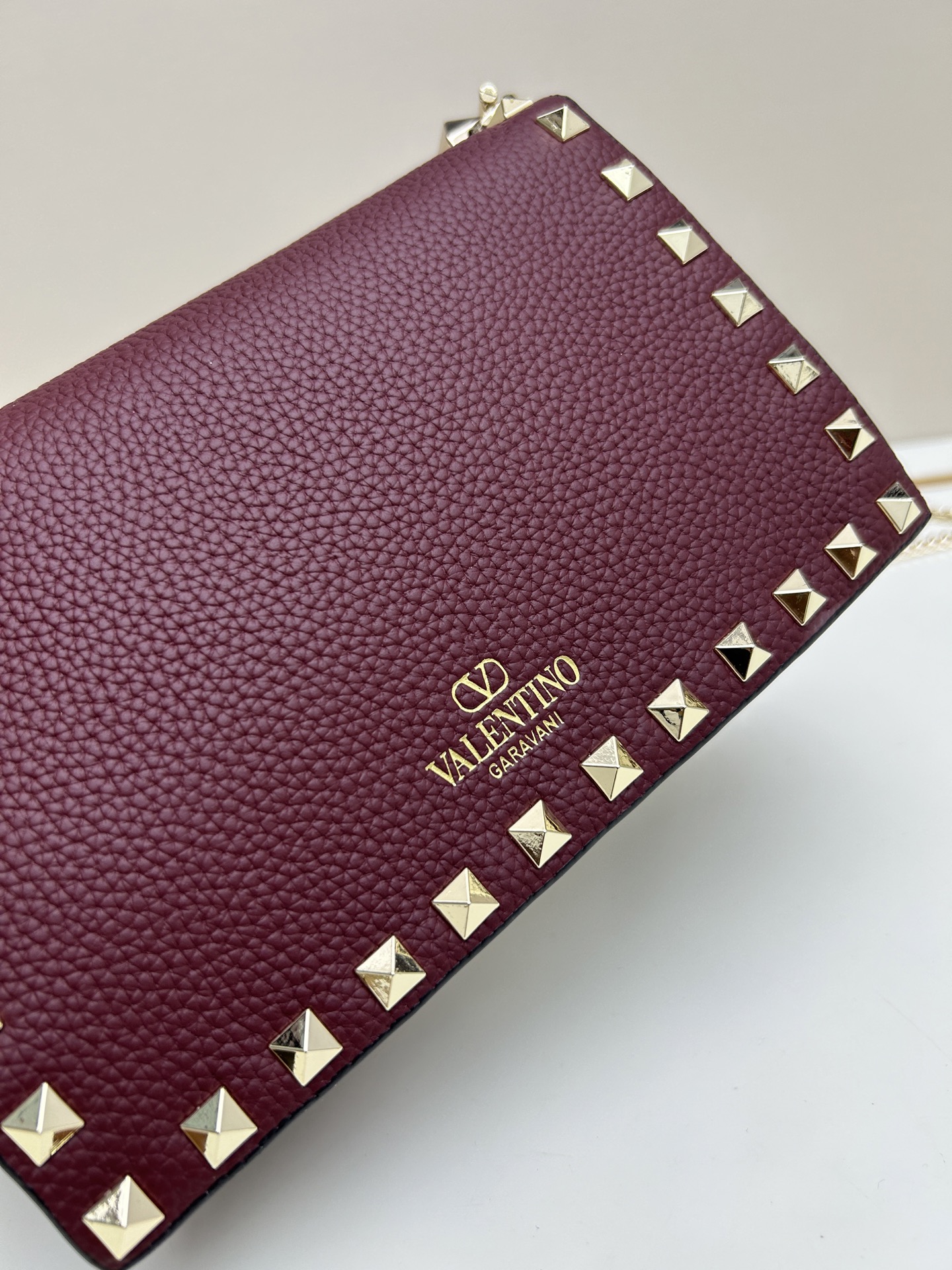 New❤Garavani Rockstud 小号牛皮斜挎包，标志性的钩扣开合设计-金属工艺效果处理铆钉和