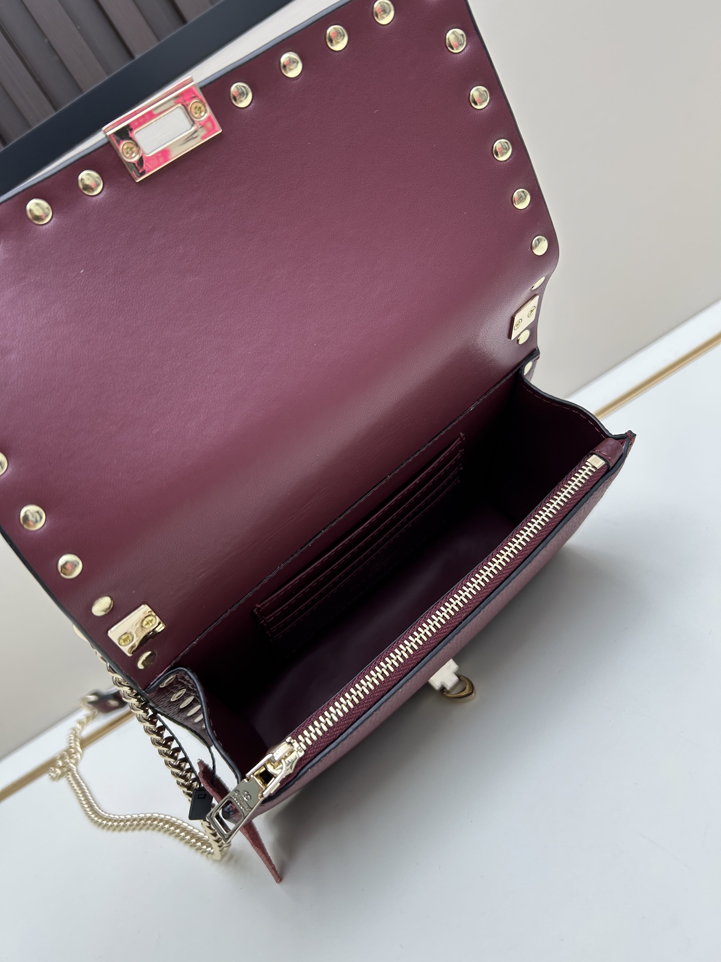 New❤Garavani Rockstud 小号牛皮斜挎包，标志性的钩扣开合设计-金属工艺效果处理铆钉和