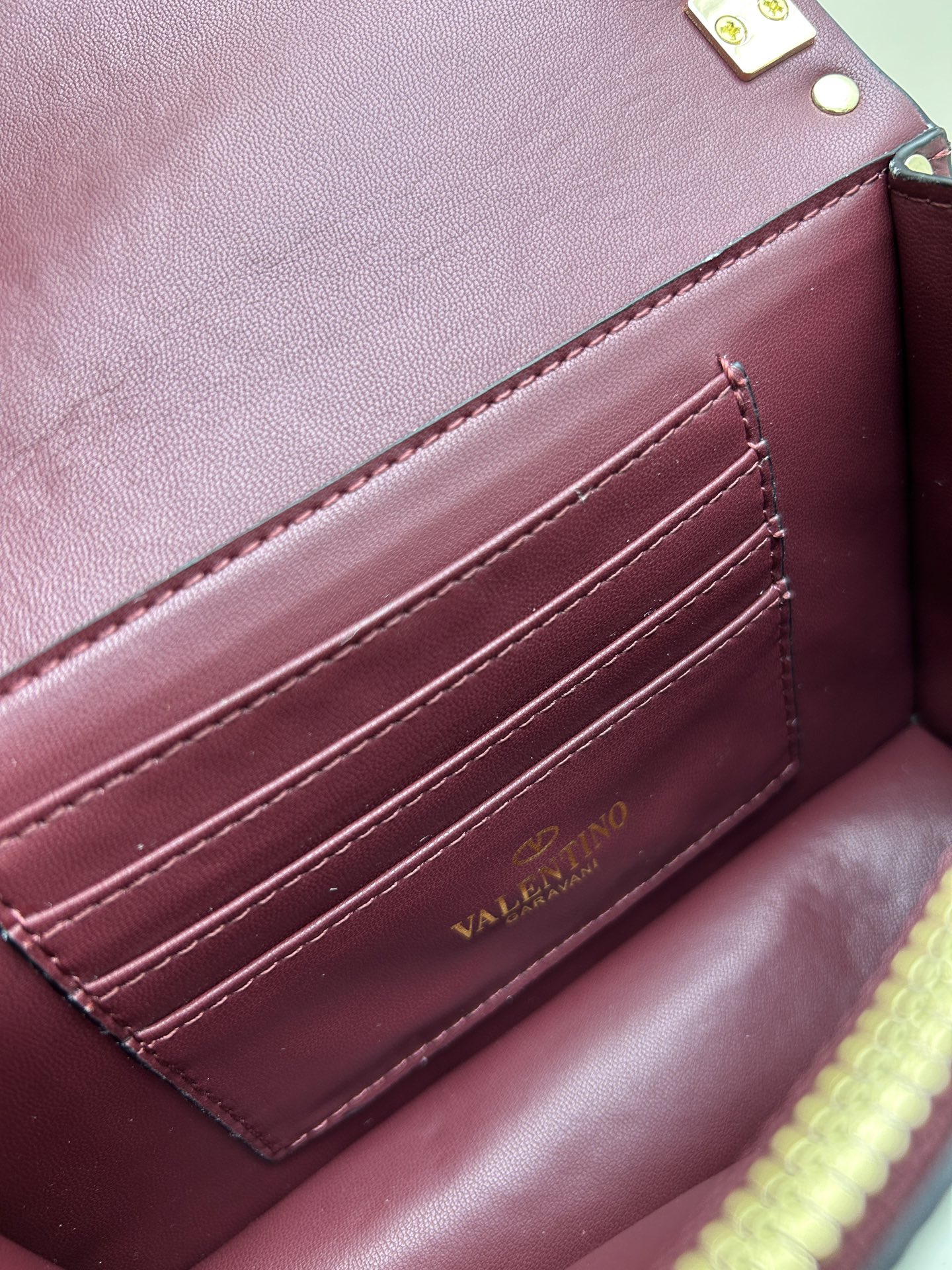 New❤Garavani Rockstud 小号牛皮斜挎包，标志性的钩扣开合设计-金属工艺效果处理铆钉和