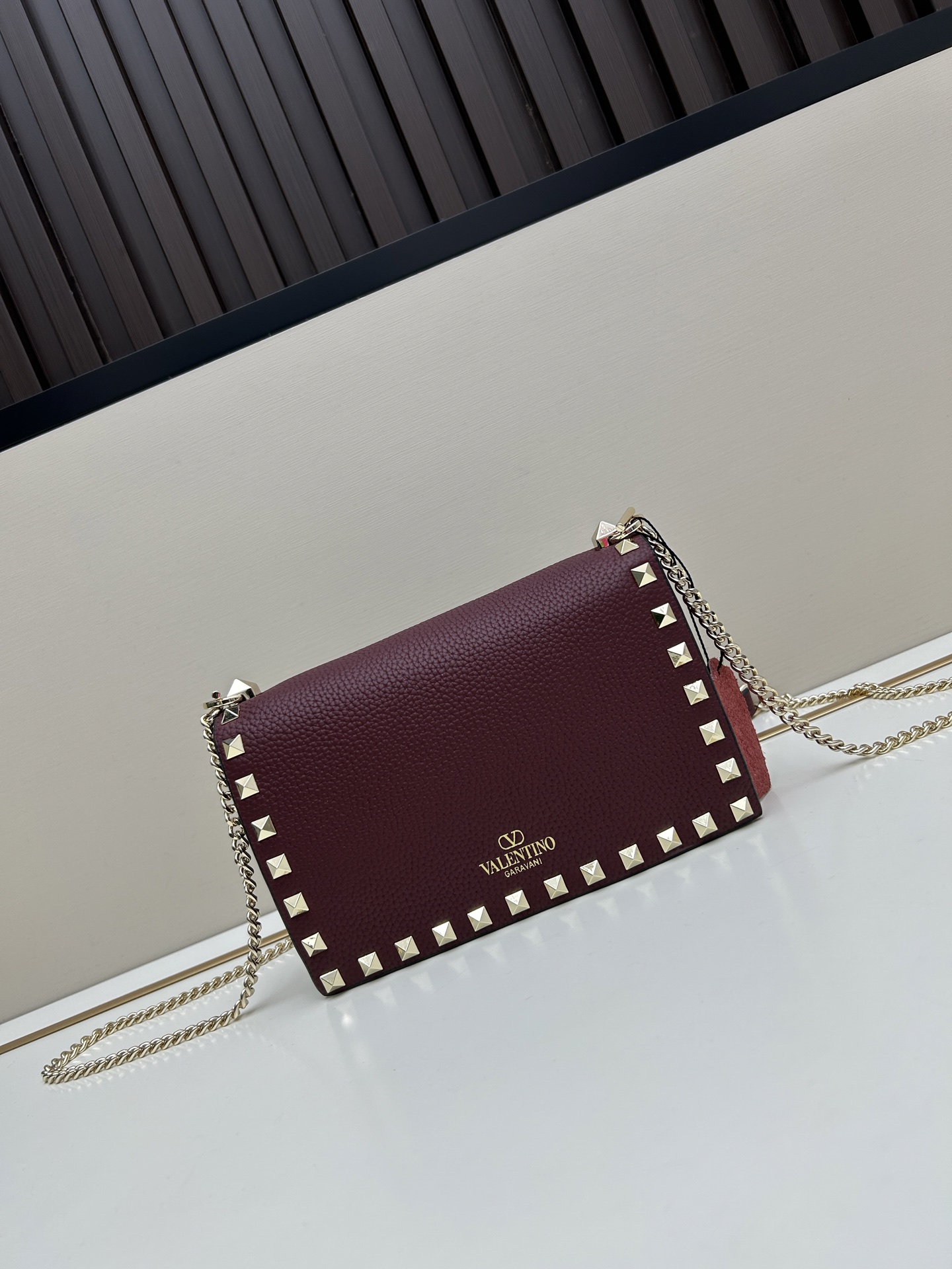 New❤Garavani Rockstud 小号牛皮斜挎包，标志性的钩扣开合设计-金属工艺效果处理铆钉和