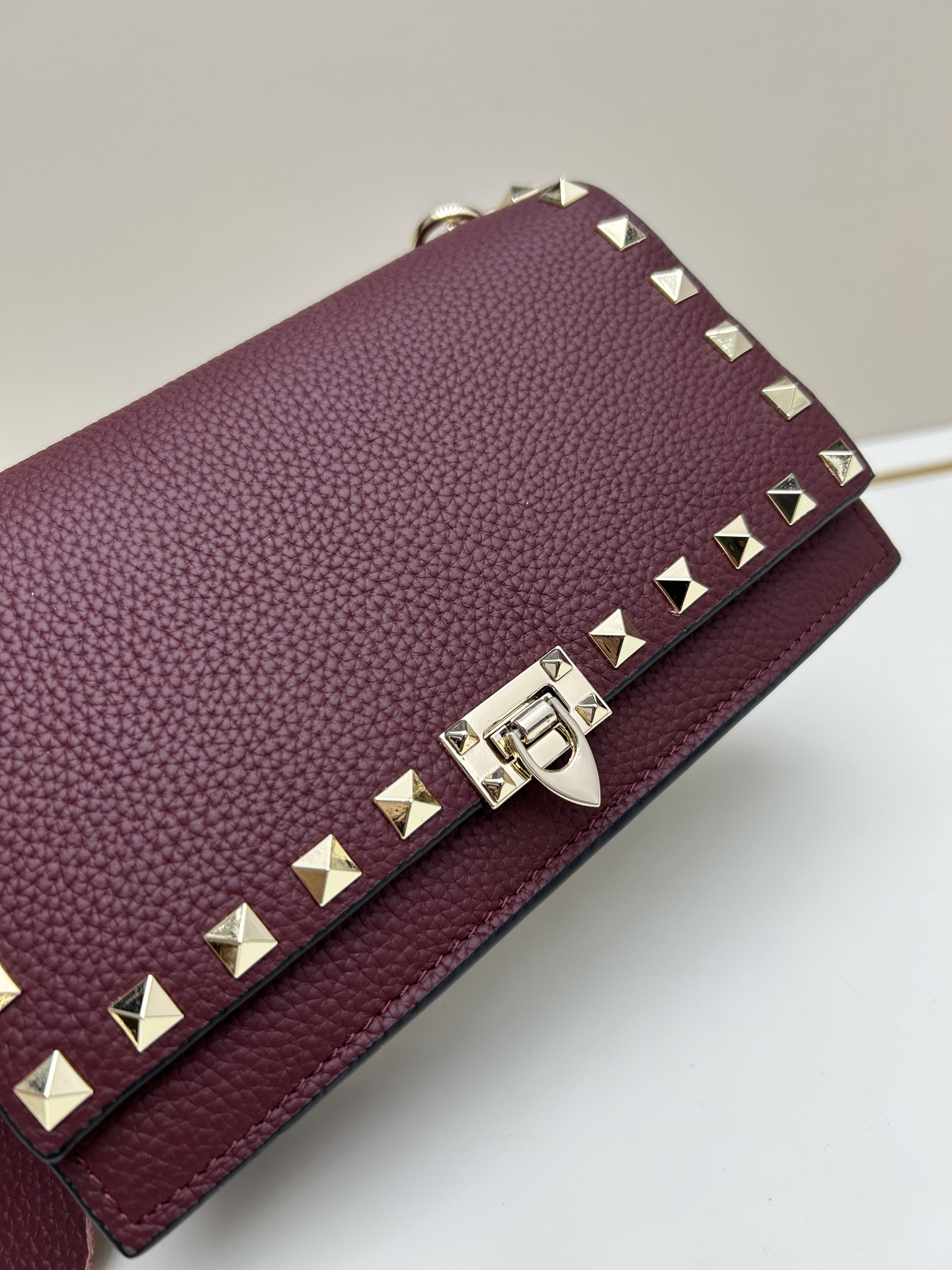 New❤Garavani Rockstud 小号牛皮斜挎包，标志性的钩扣开合设计-金属工艺效果处理铆钉和