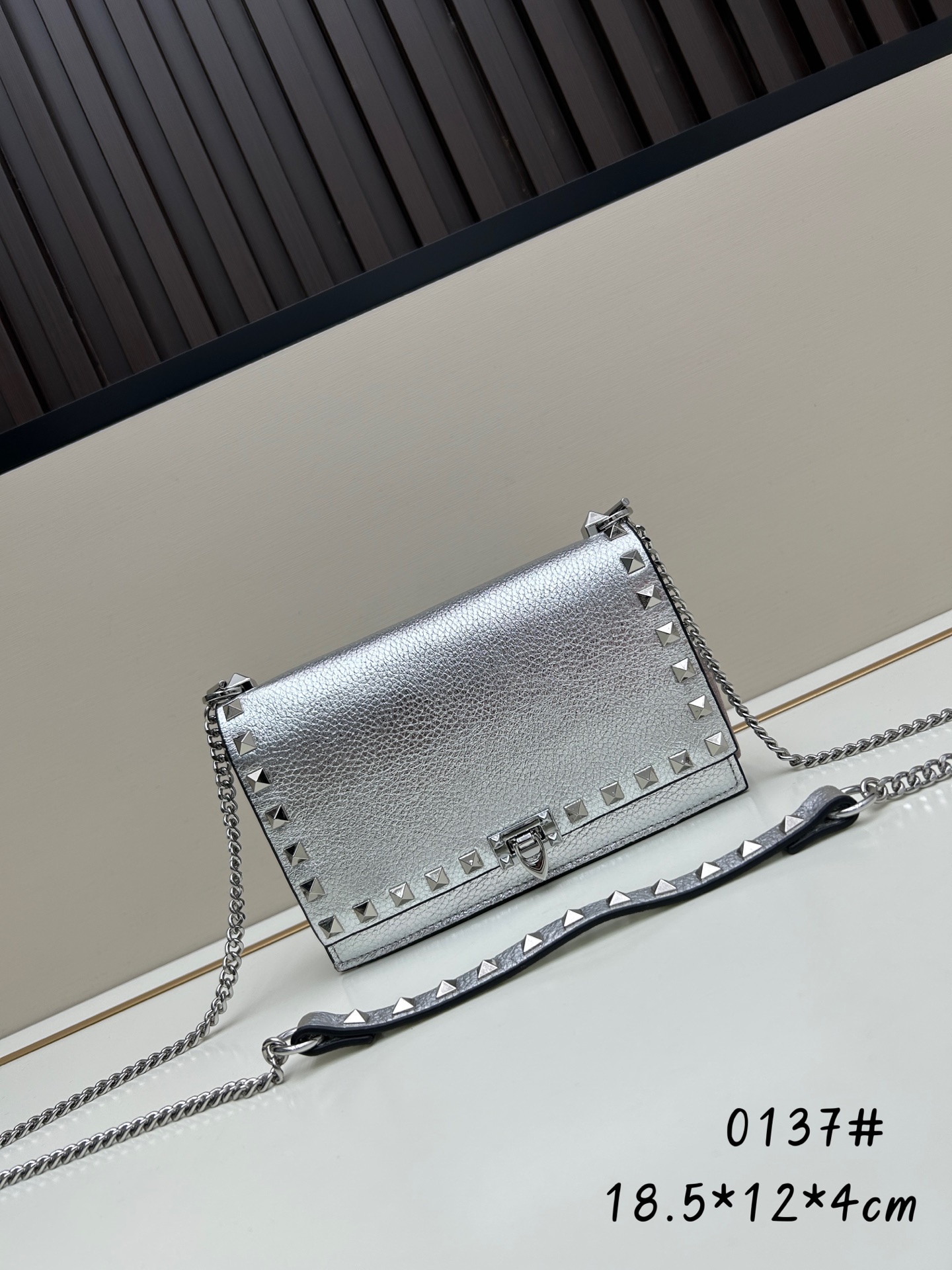 New❤Garavani Rockstud 小号牛皮斜挎包，标志性的钩扣开合设计-金属工艺效果处理铆钉和