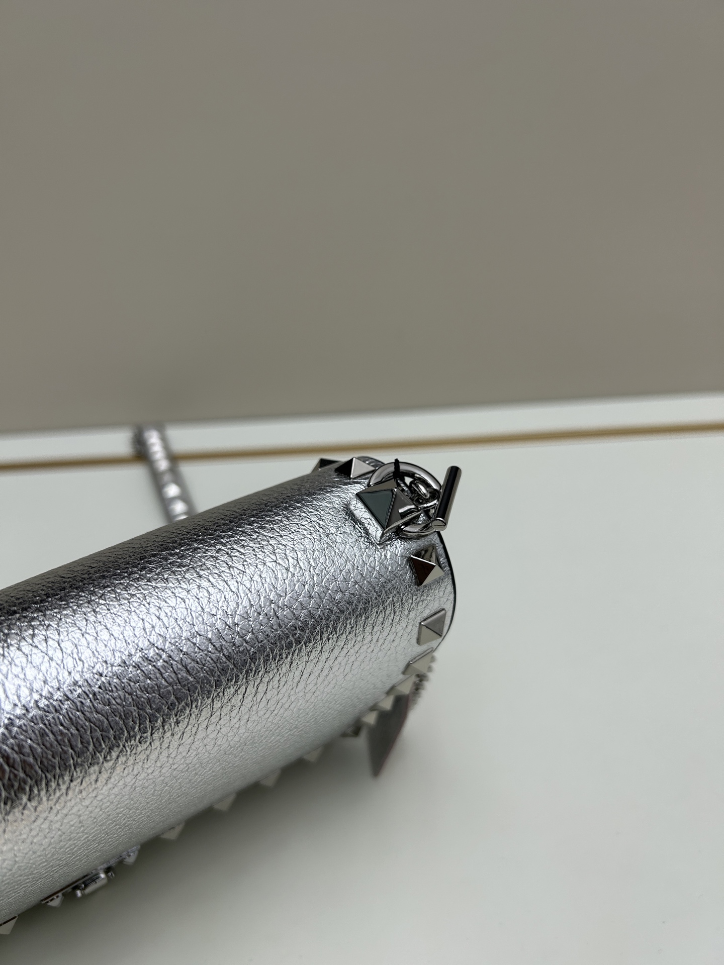 New❤Garavani Rockstud 小号牛皮斜挎包，标志性的钩扣开合设计-金属工艺效果处理铆钉和