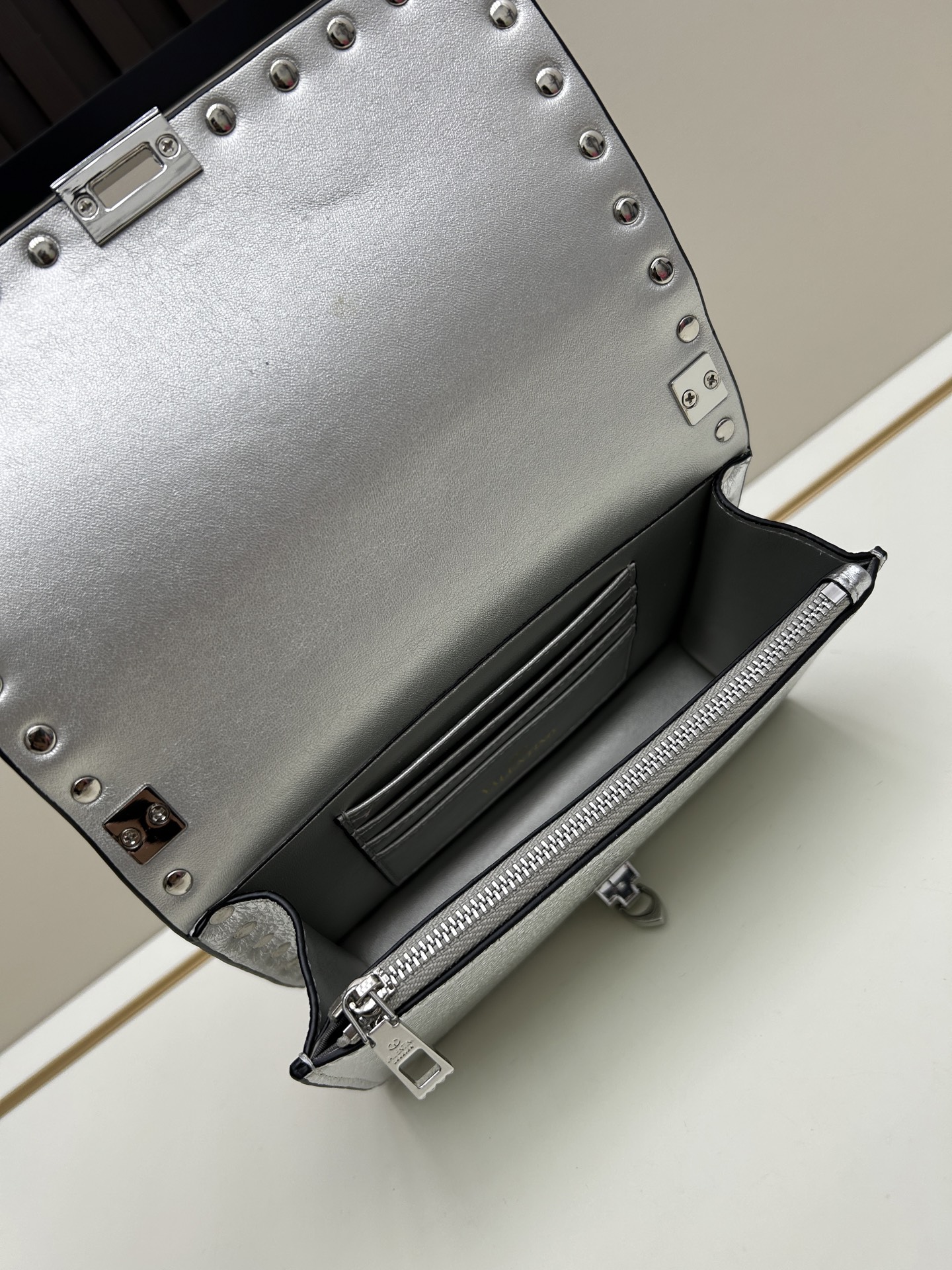 New❤Garavani Rockstud 小号牛皮斜挎包，标志性的钩扣开合设计-金属工艺效果处理铆钉和