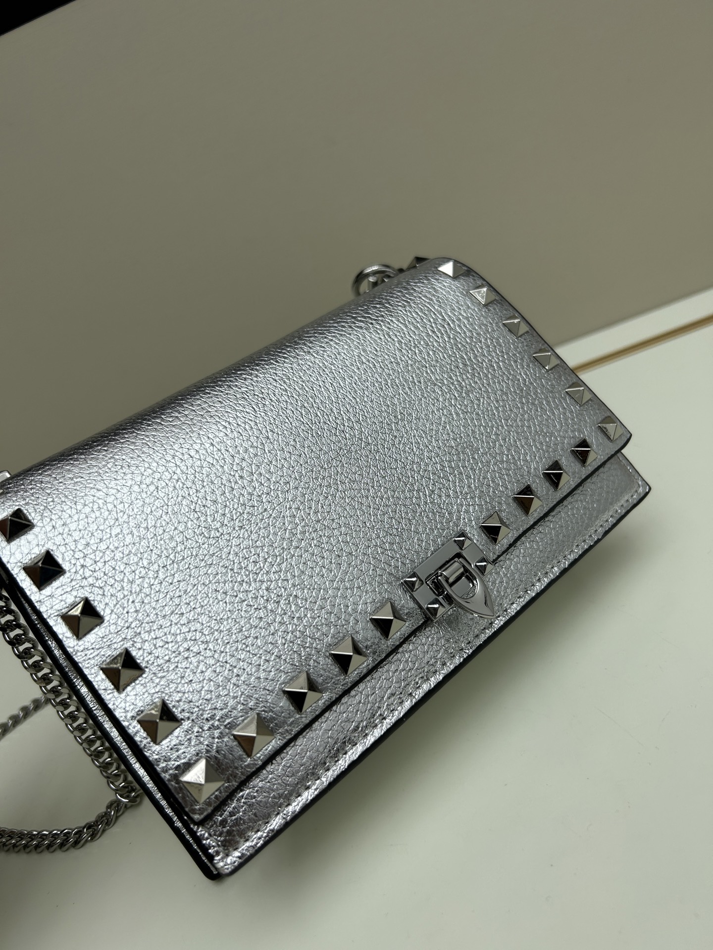 New❤Garavani Rockstud 小号牛皮斜挎包，标志性的钩扣开合设计-金属工艺效果处理铆钉和