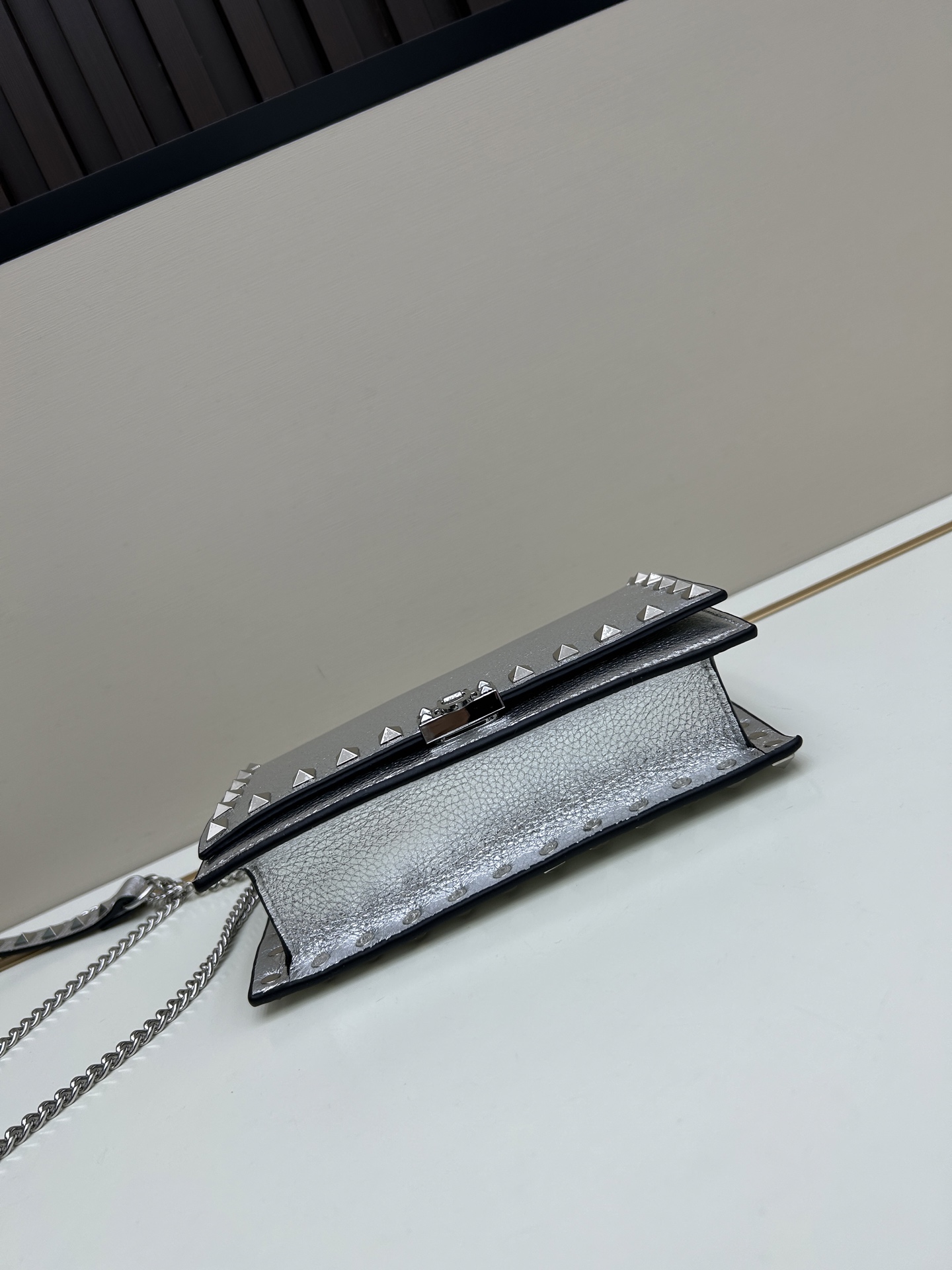 New❤Garavani Rockstud 小号牛皮斜挎包，标志性的钩扣开合设计-金属工艺效果处理铆钉和