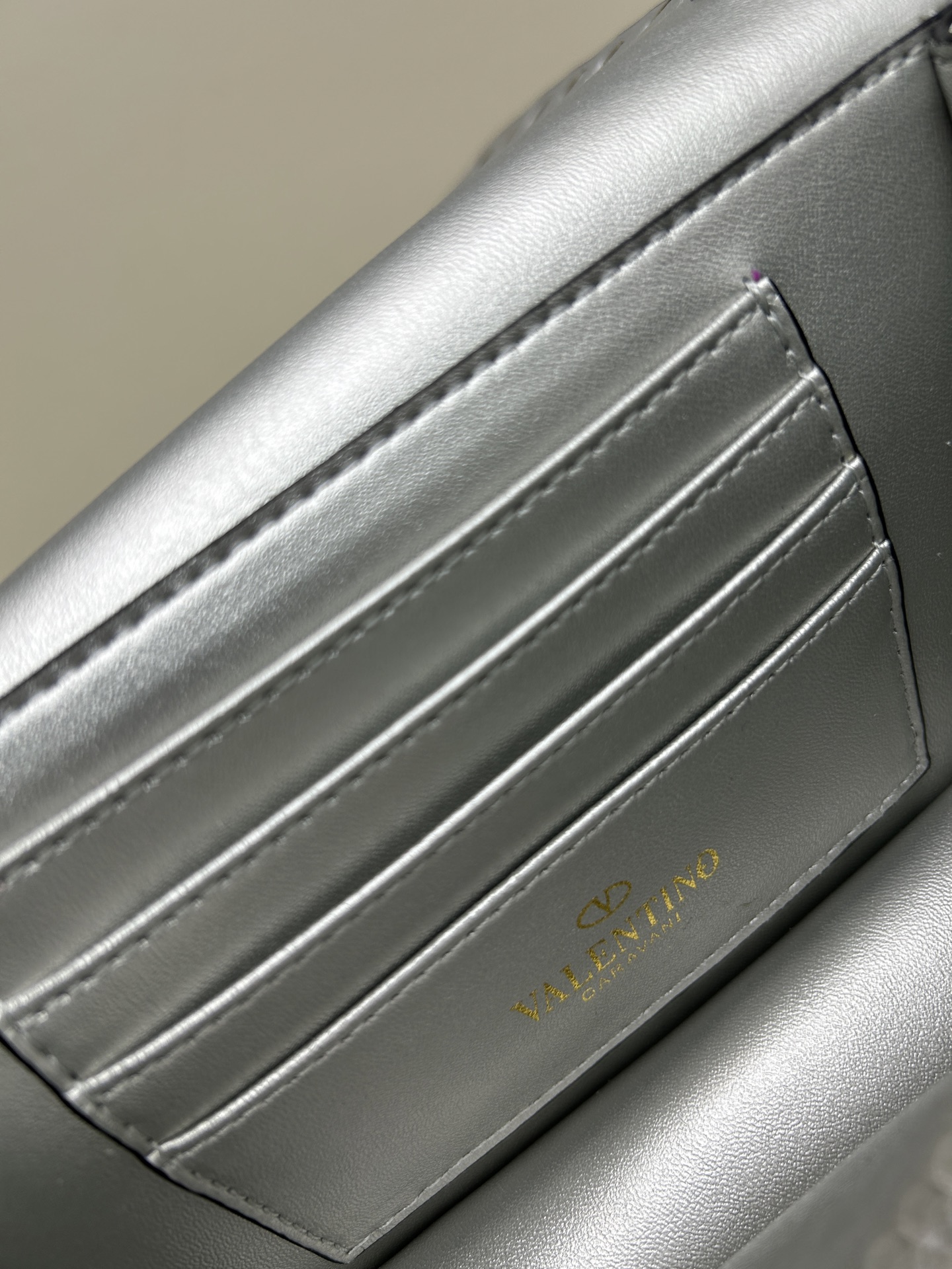 New❤Garavani Rockstud 小号牛皮斜挎包，标志性的钩扣开合设计-金属工艺效果处理铆钉和