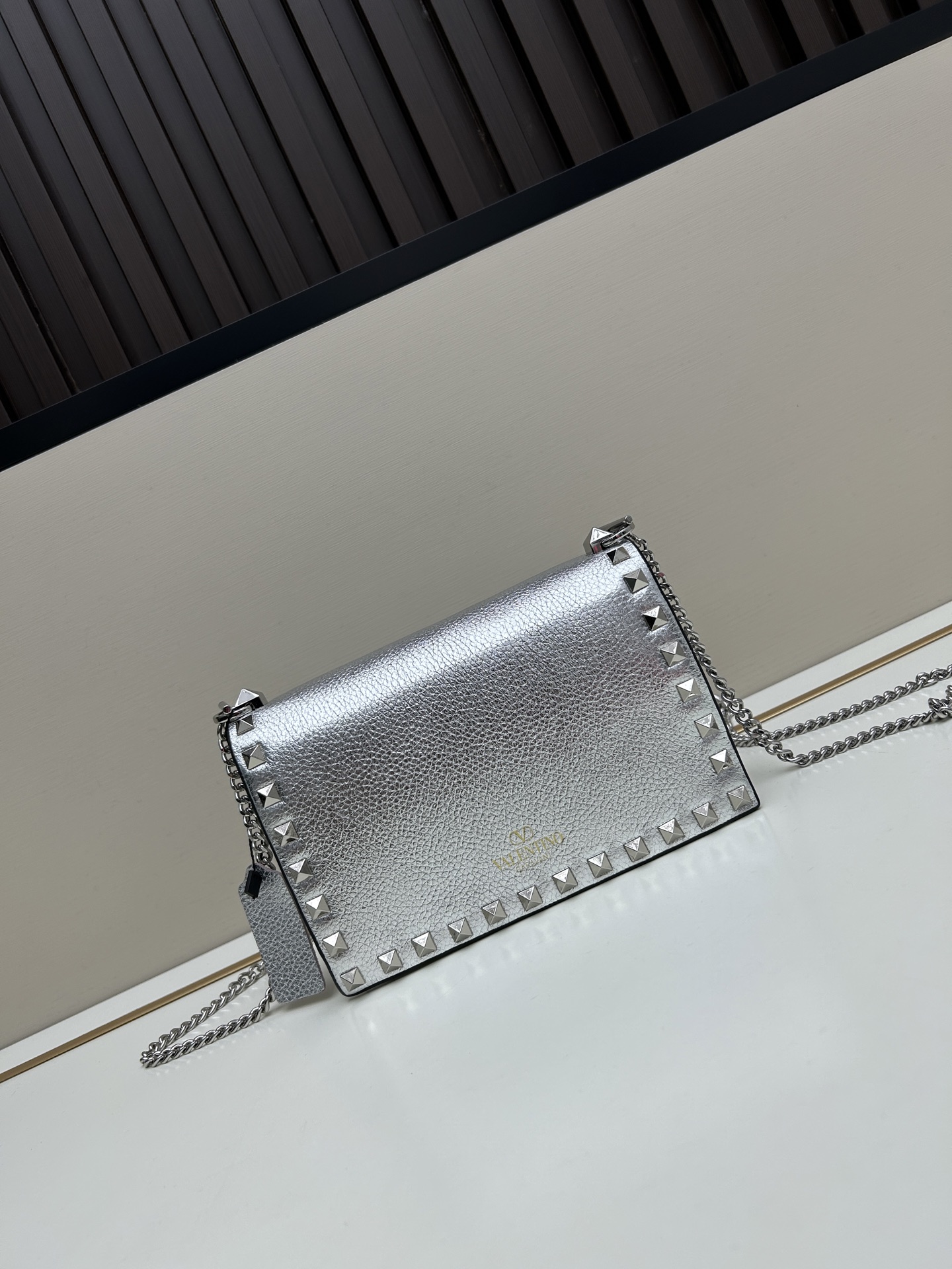 New❤Garavani Rockstud 小号牛皮斜挎包，标志性的钩扣开合设计-金属工艺效果处理铆钉和