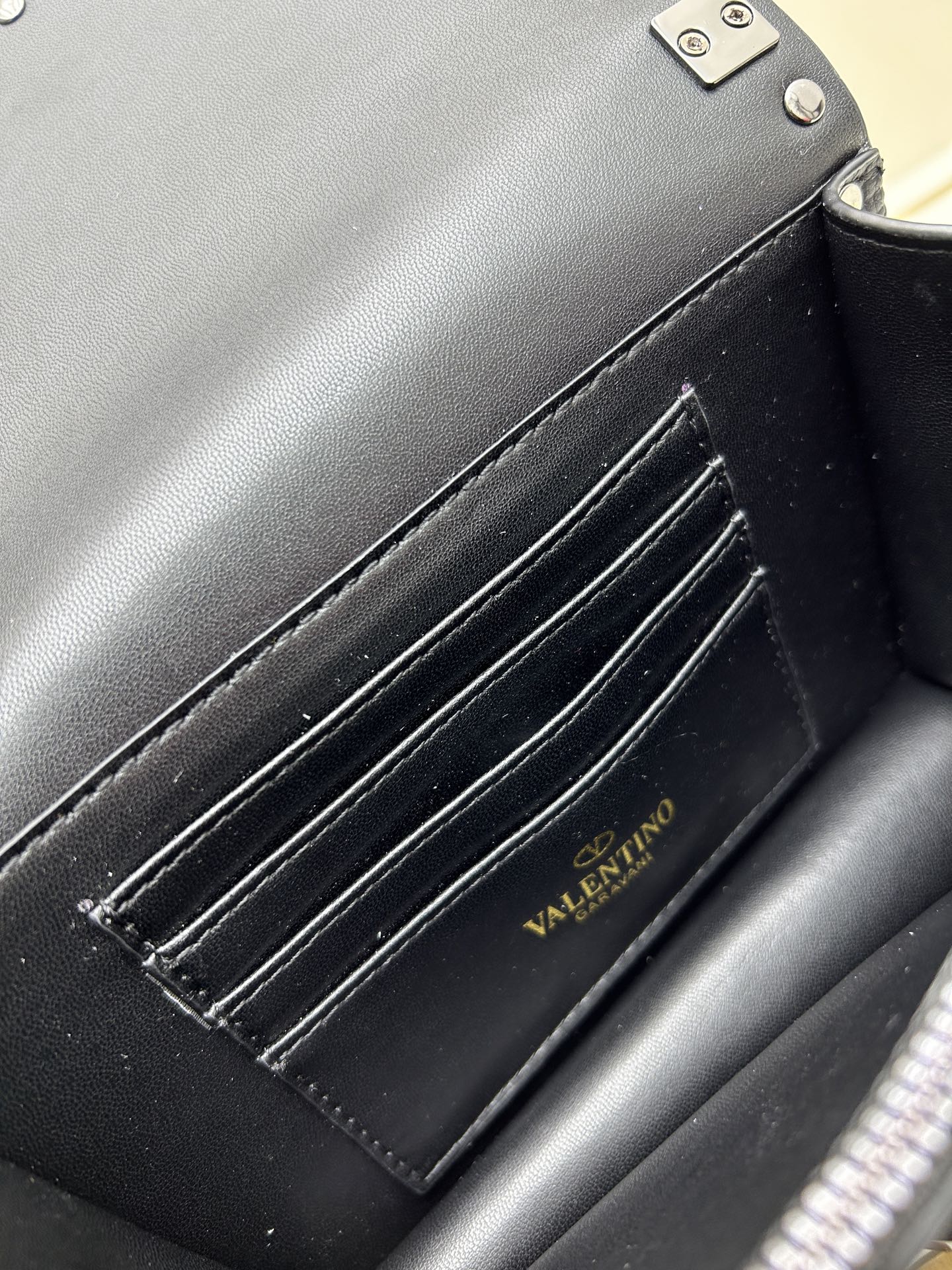 New❤Garavani Rockstud 小号牛皮斜挎包，标志性的钩扣开合设计-金属工艺效果处理铆钉和