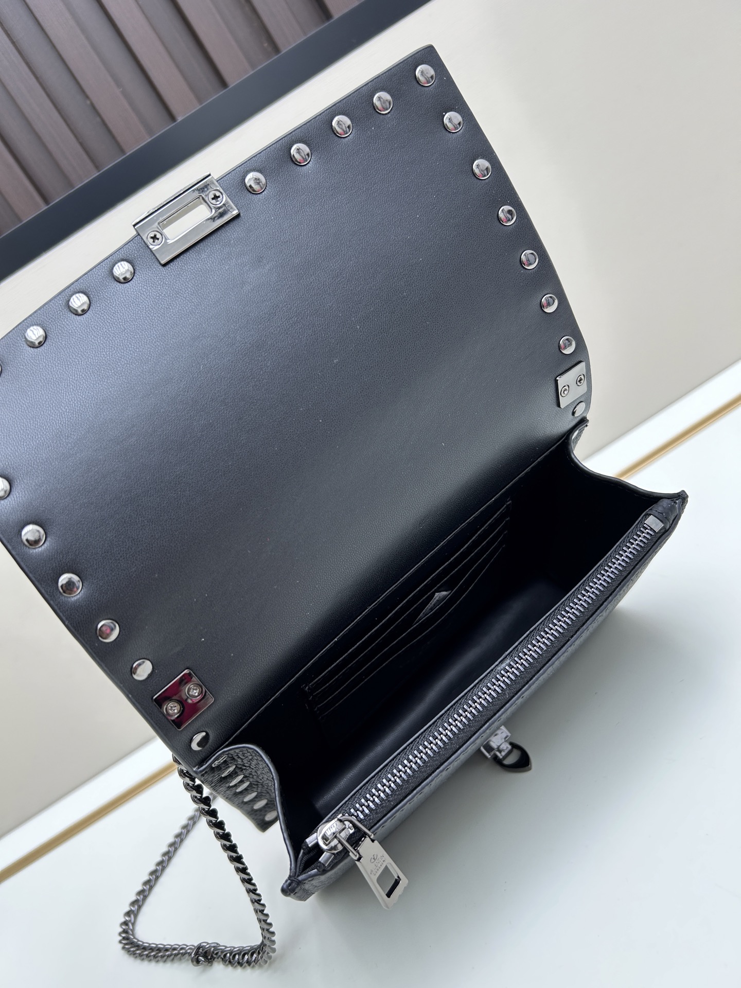 New❤Garavani Rockstud 小号牛皮斜挎包，标志性的钩扣开合设计-金属工艺效果处理铆钉和