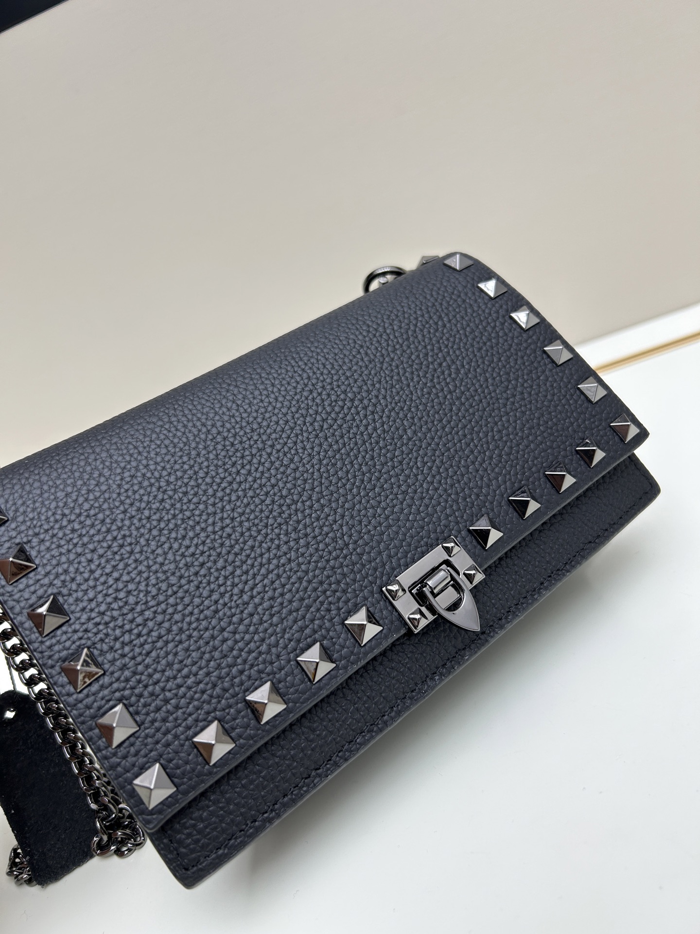 New❤Garavani Rockstud 小号牛皮斜挎包，标志性的钩扣开合设计-金属工艺效果处理铆钉和