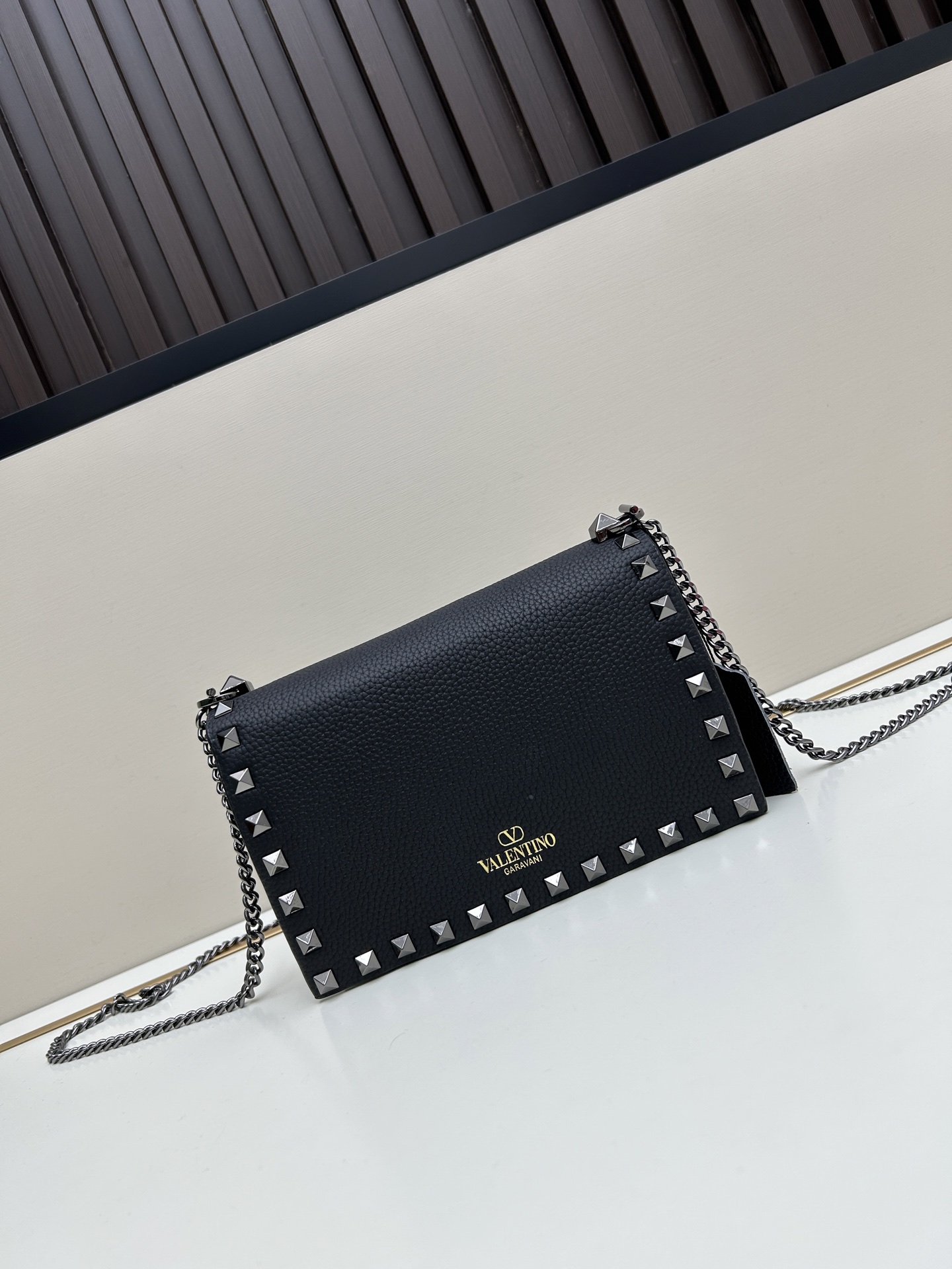 New❤Garavani Rockstud 小号牛皮斜挎包，标志性的钩扣开合设计-金属工艺效果处理铆钉和