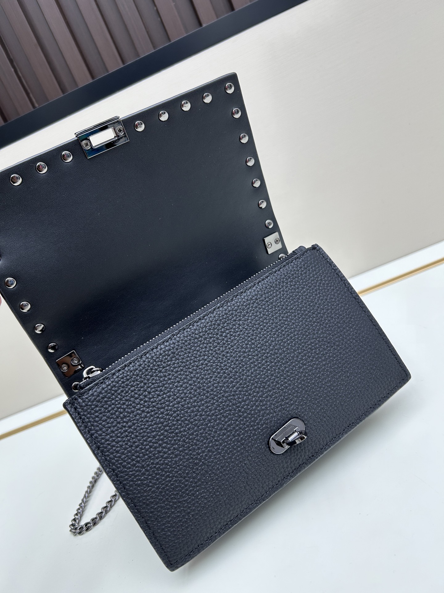 New❤Garavani Rockstud 小号牛皮斜挎包，标志性的钩扣开合设计-金属工艺效果处理铆钉和